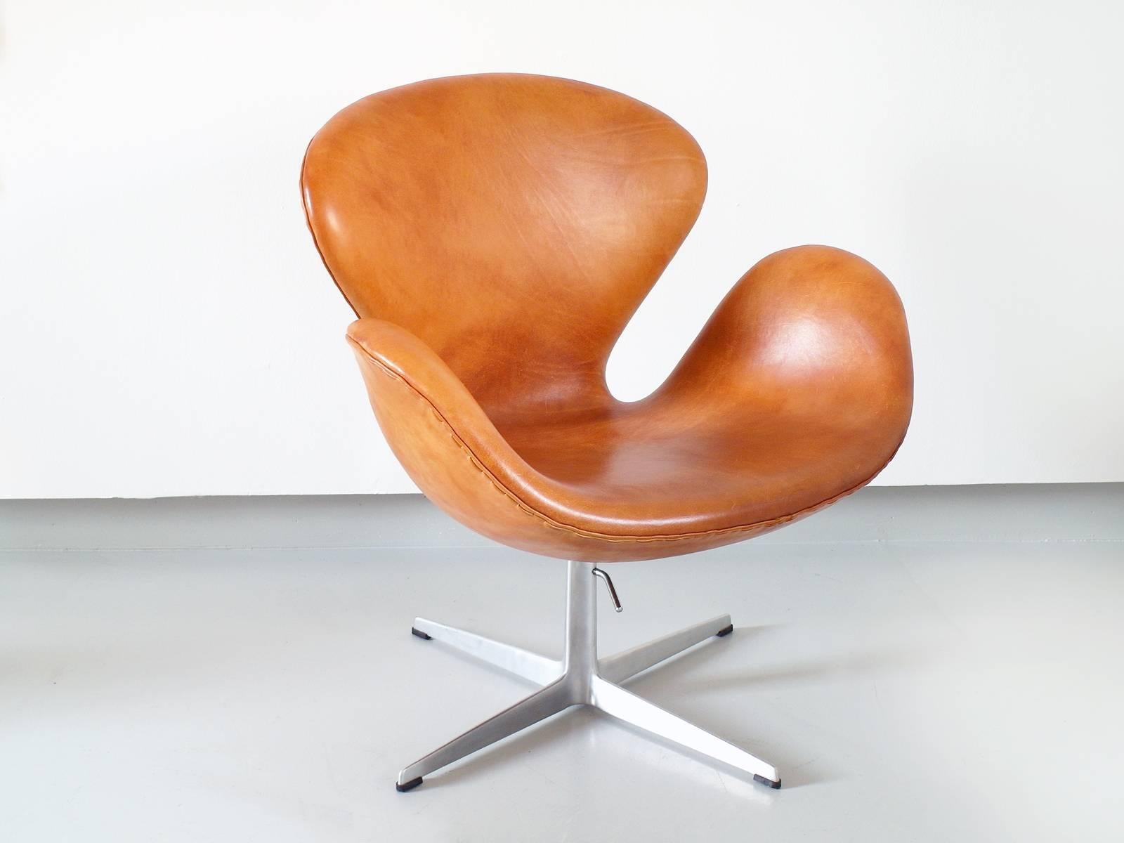 Gorgeous early edition Swan chair designed by Arne Jacobsen for Fritz Hansen, Denmark, 1967. 
This chair, Model 3320, better known as Swan is professionally reupholstered with the original quality of leather which was used in the 1960s. The chair is
