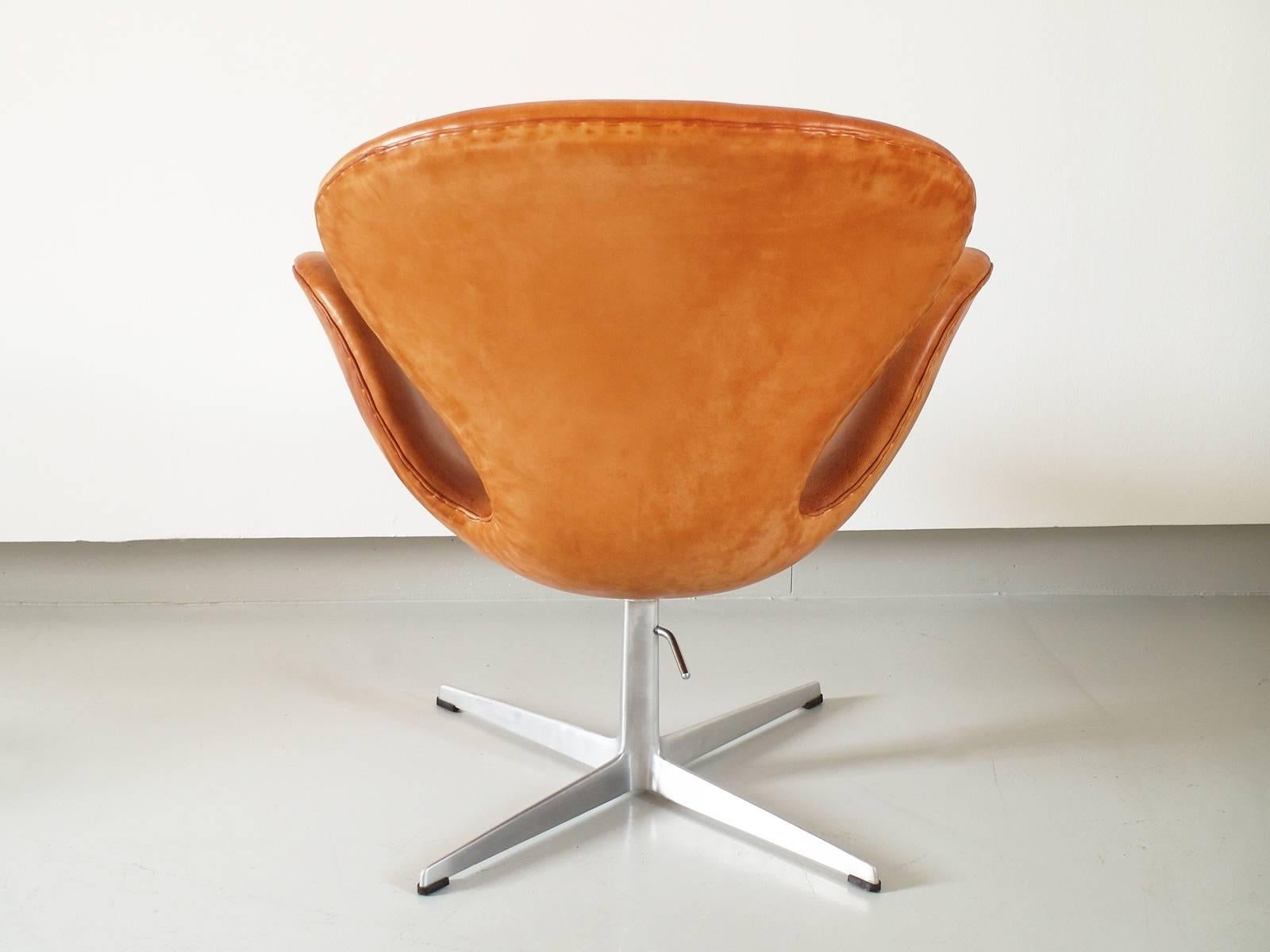 Leather Early Edition Swan Chair by Arne Jacobsen for Fritz Hansen, Denmark, 1967