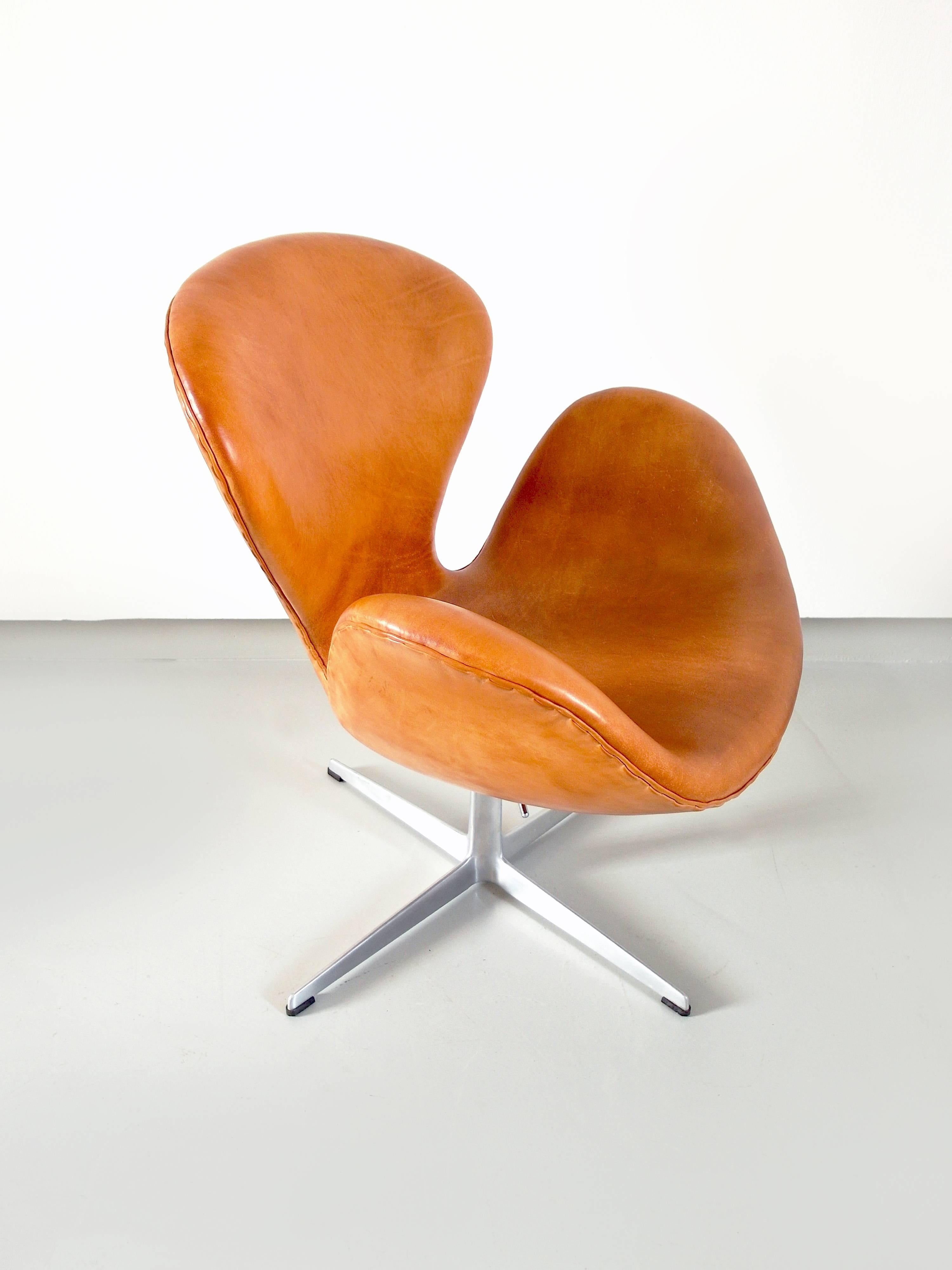 Mid-20th Century Early Edition Swan Chair by Arne Jacobsen for Fritz Hansen, Denmark, 1967