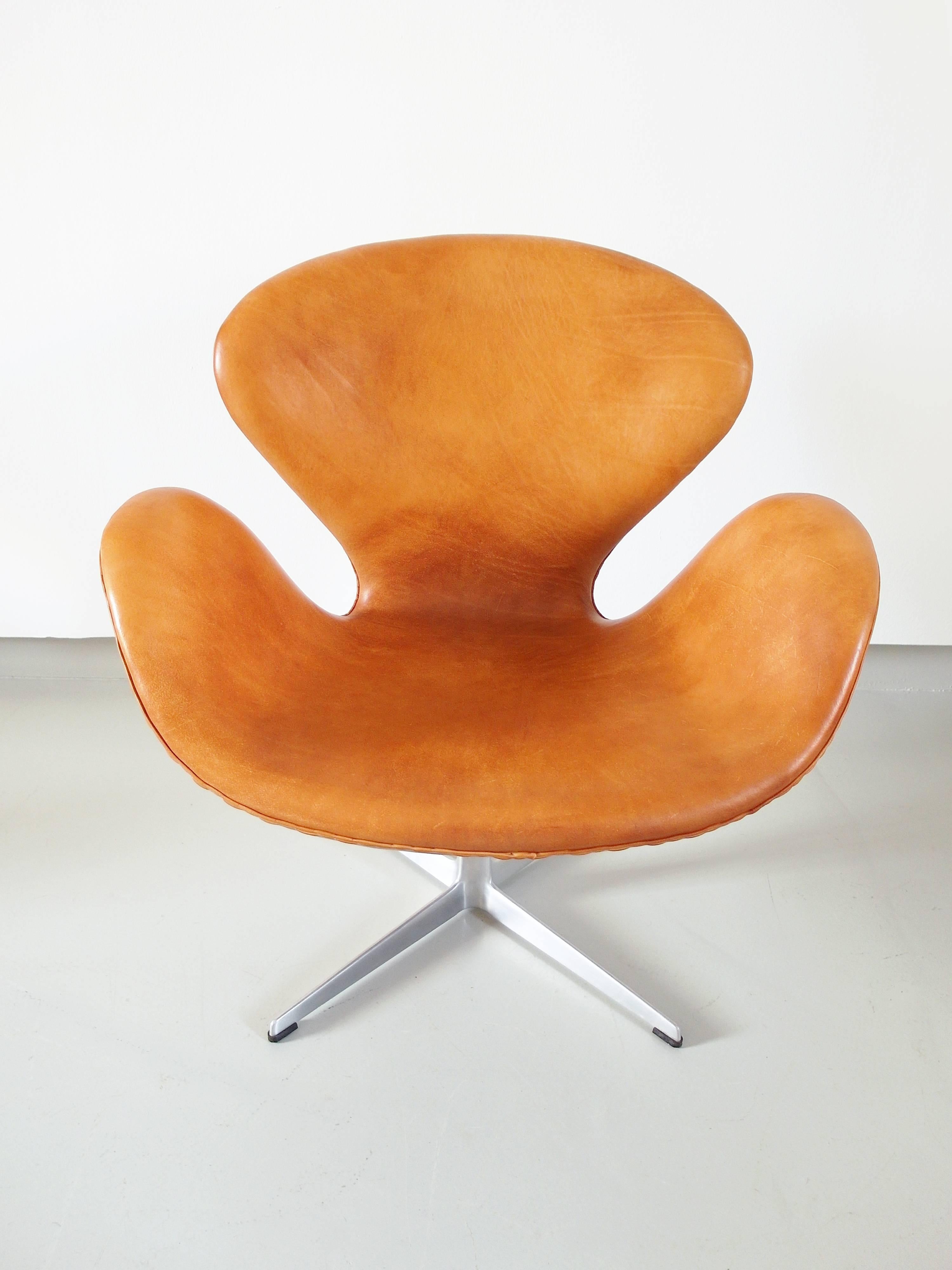 Early Edition Swan Chair by Arne Jacobsen for Fritz Hansen, Denmark, 1967 In Excellent Condition In Woudrichem, NL