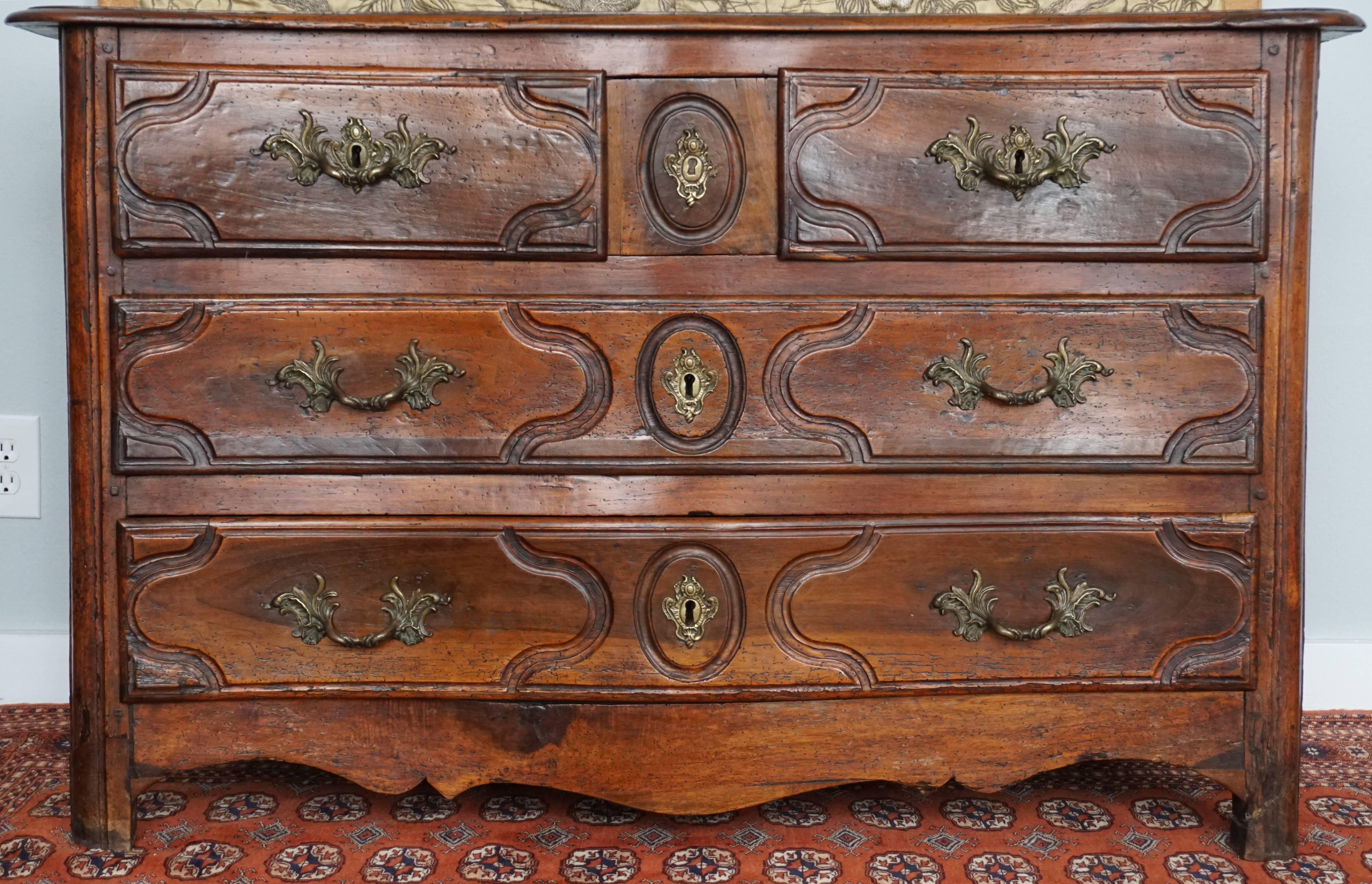 French Louis XV 18th century walnut commode chest.
Serpentine front with two short and one secret drawer over two full width drawers, having original locks and brass hardware.