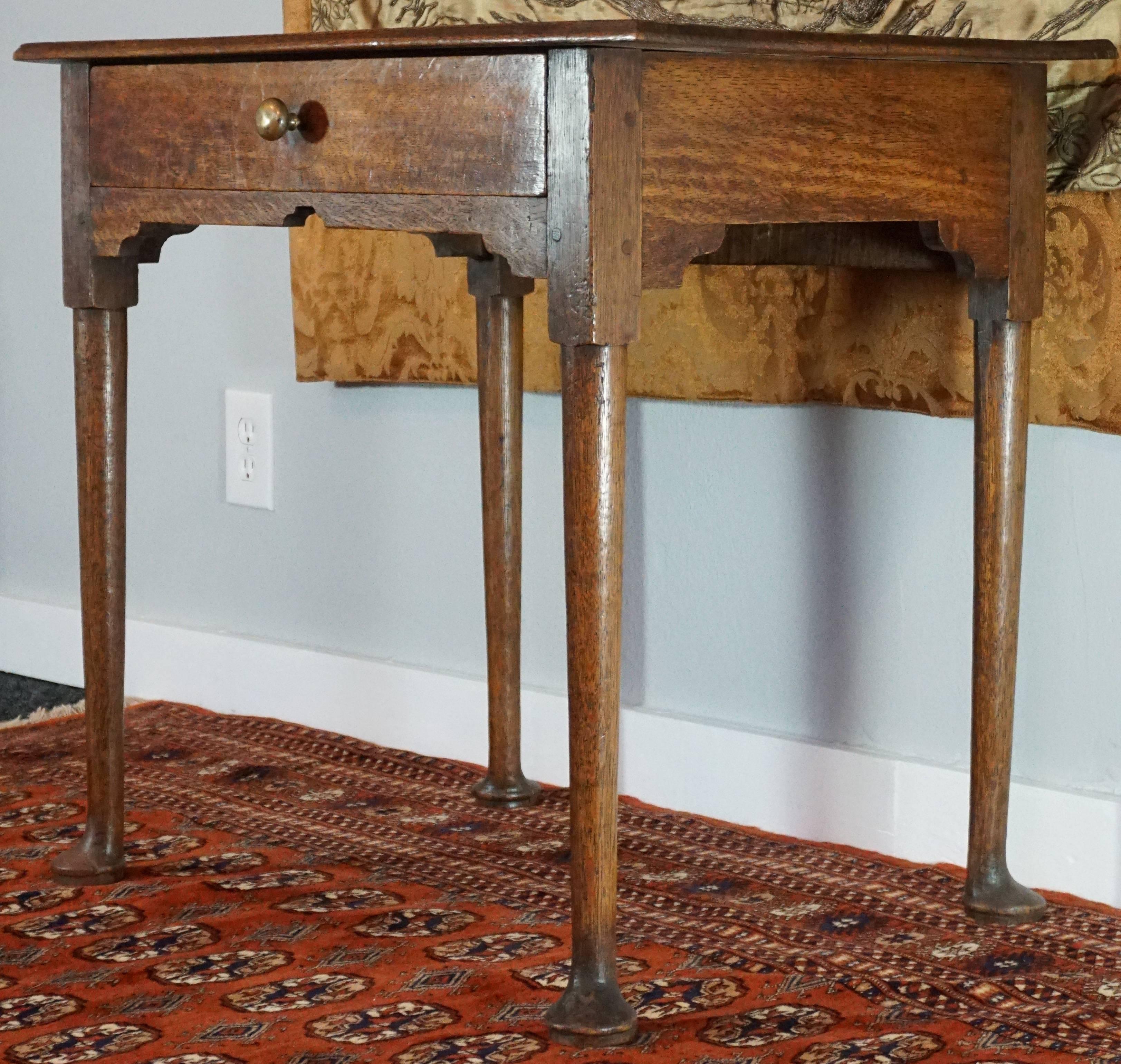 Queen Anne period 18th century oak side table lowboy with two plank top, one drawer over apron and signature cabriole feet. A true classic and quite elegant!

Measurements
Height 27 inches
Width 30 inches
Depth 20 inches.

Condition: Very good