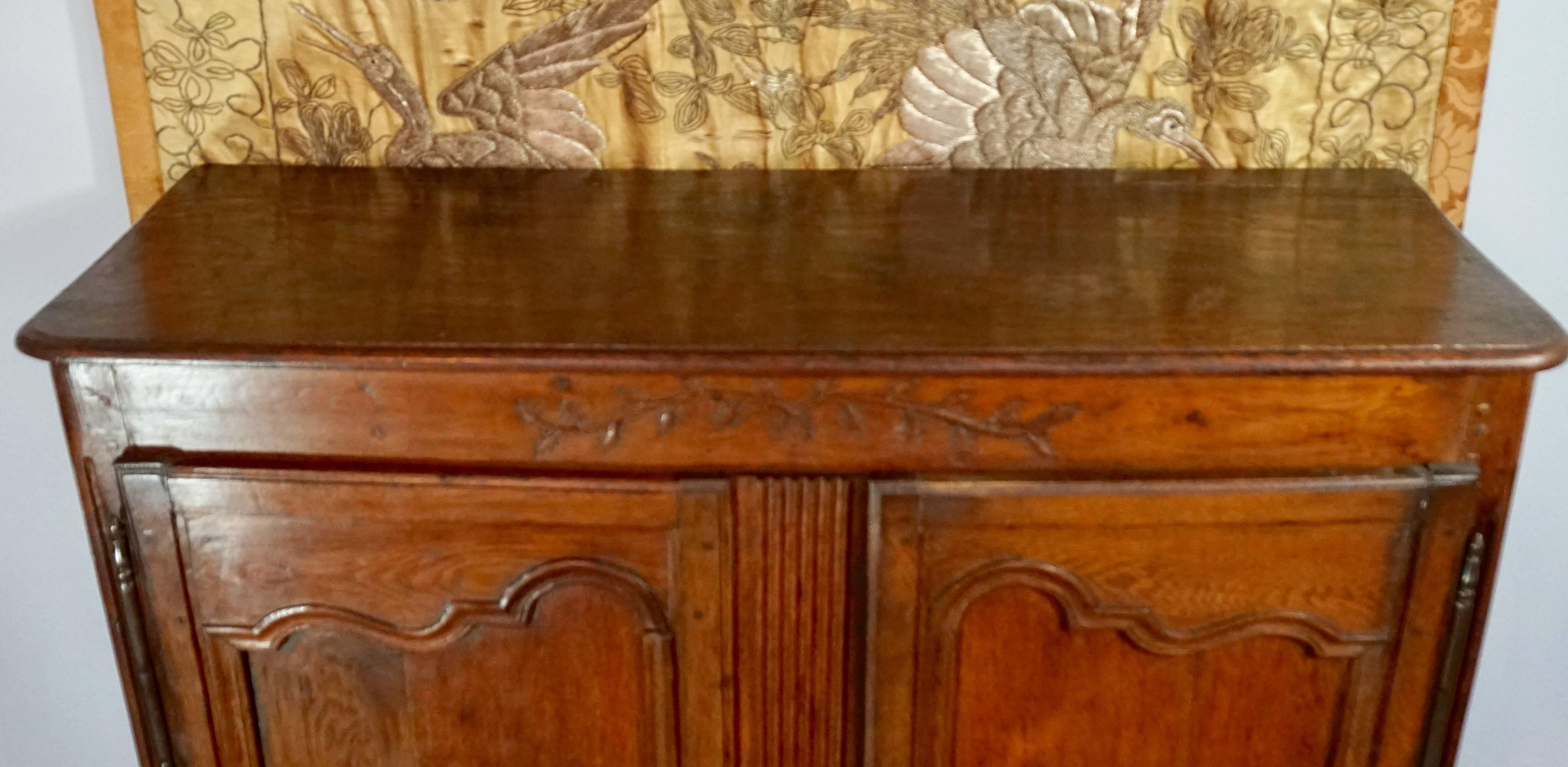 French Louis XV 18th Century Pegged Walnut Cupboard Armoire from Provence In Excellent Condition In Dallas, TX