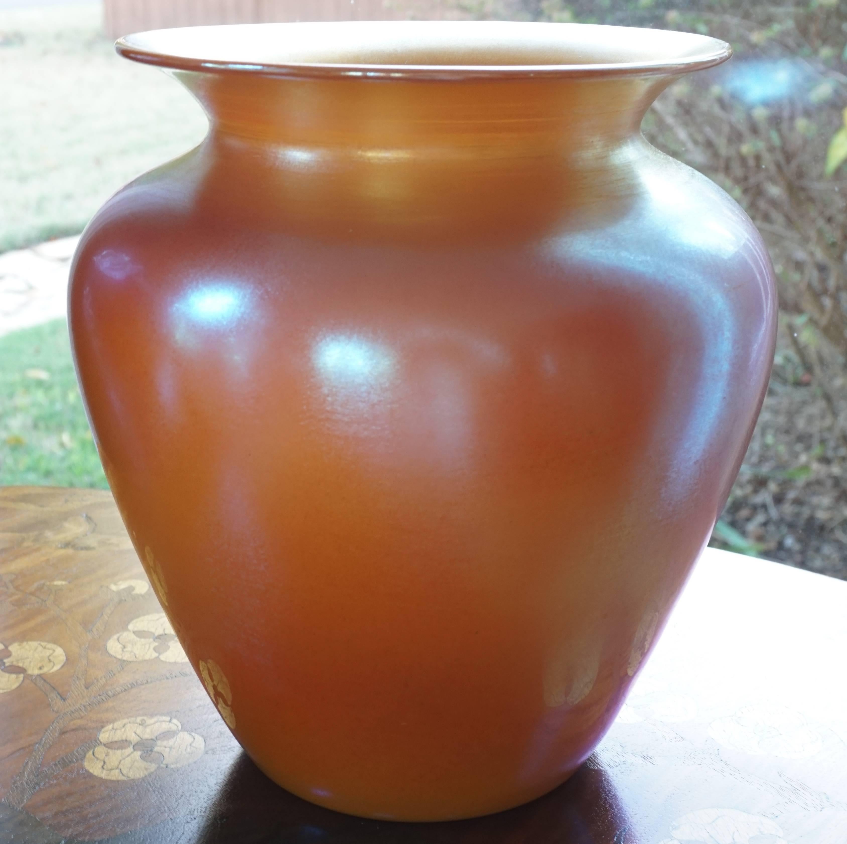 Vase en verre Durand Iridescent orange or. Avec de belles et grandes proportions, ce vase ajoute de la couleur et de la chaleur à un espace important. Parfait pour ce cadeau spécial !

vers 1925. 

Émaillé sur Pontic : DURAND, 1716, 8

Hauteur. 8.75