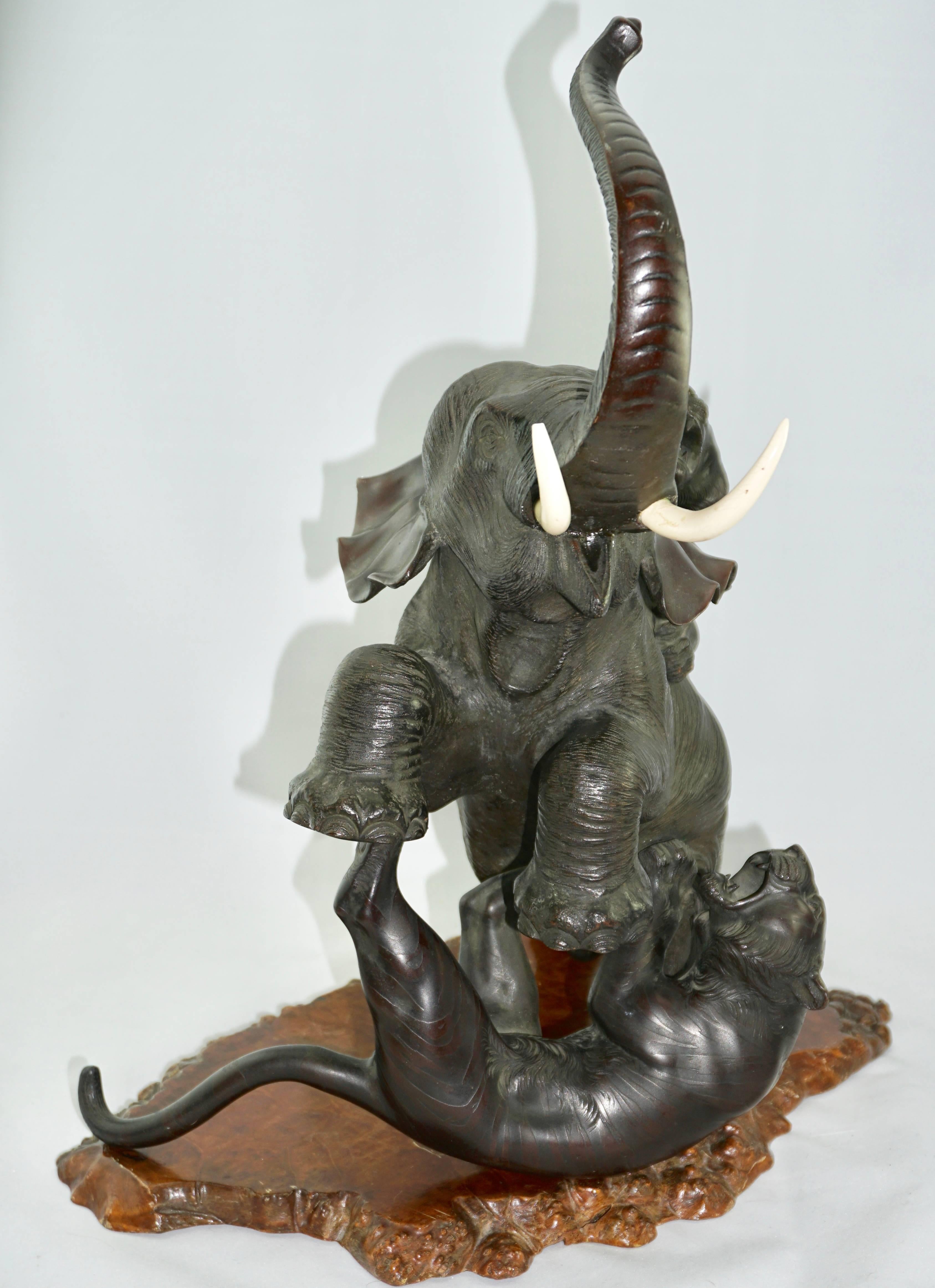 Fin du XIXe siècle Meiji Genryusai Seiya japonais Éléphants et tigres en bronze en vente
