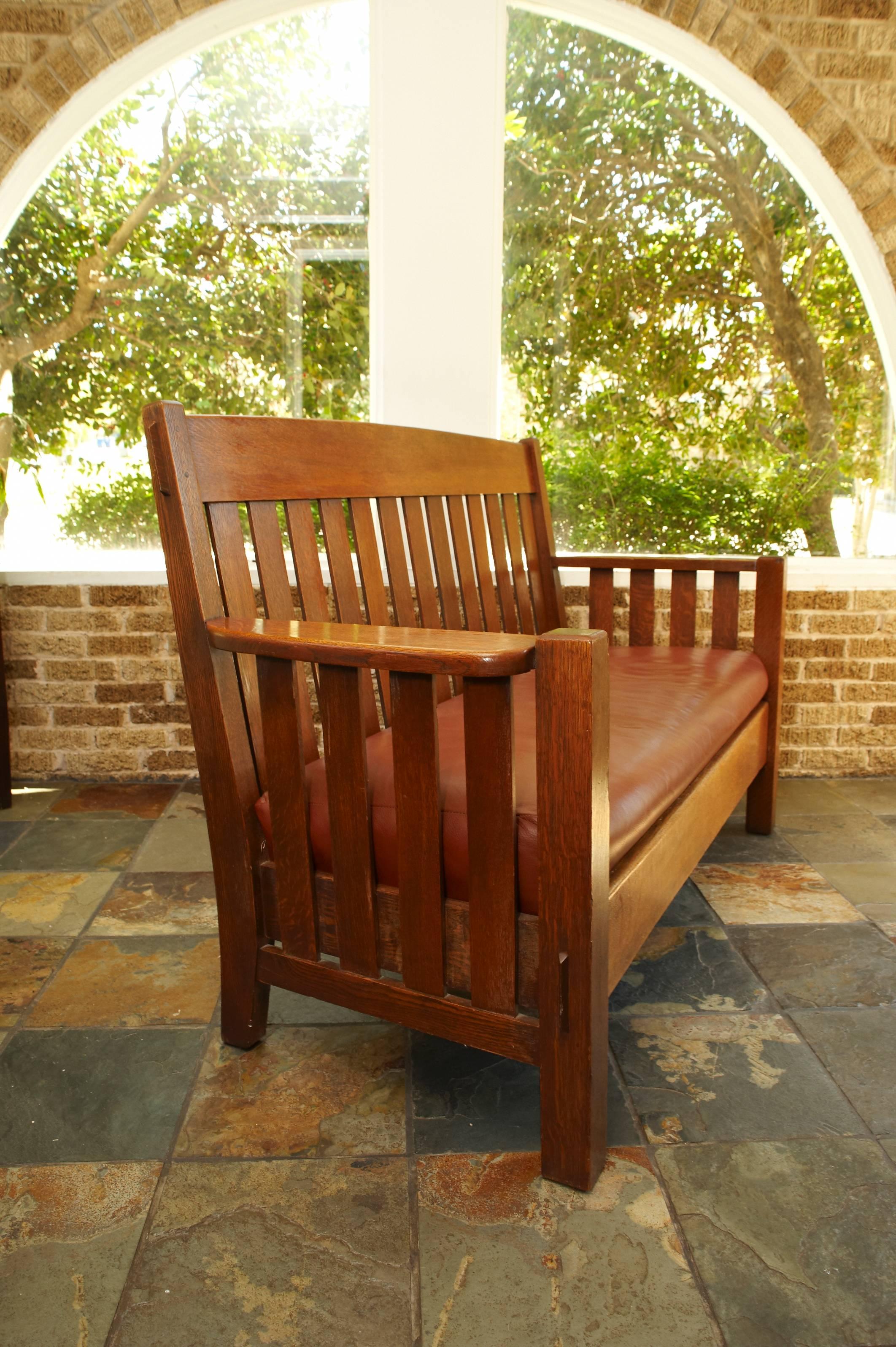Mission arts and crafts settee couch bench with thick quarter sawn oak mortise and tendon construction. Gustave Stickley era and quality, circa 1907. 