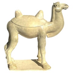 Ceramica smaltata con paglia della dinastia Tang cinese raffigurante un cammello battriano, testata TL.