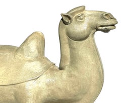 Ceramica smaltata con paglia della dinastia Tang cinese raffigurante un cammello battriano, testata TL.