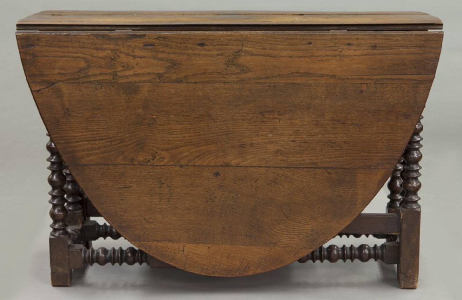 Large 18th century English oak oval gateleg table with spindle turned legs and stretchers. 

Measures: 29
