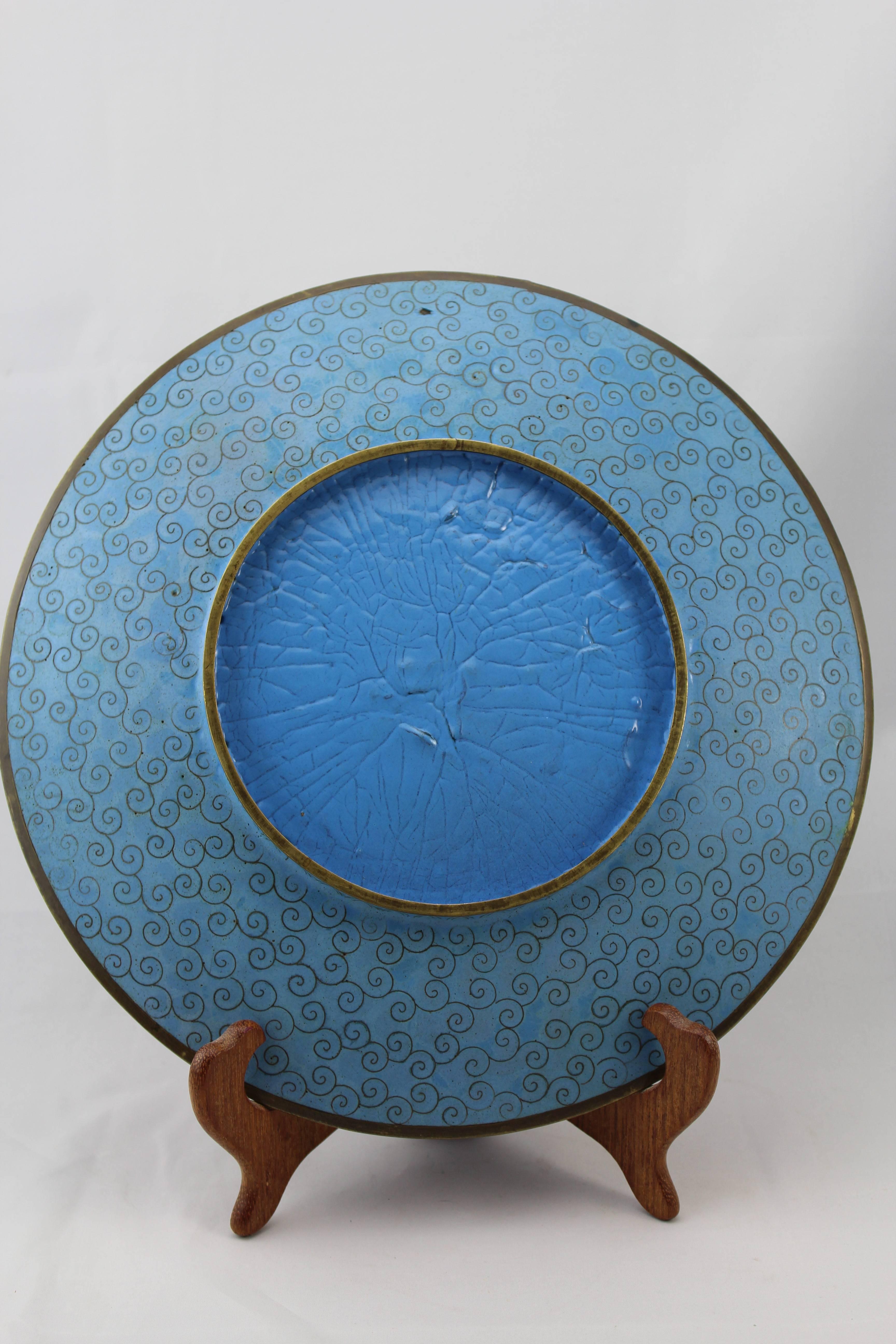 Japanese Meiji Period Cloisonne Charger Plate, circa 1868-1912 In Excellent Condition In Dallas, TX