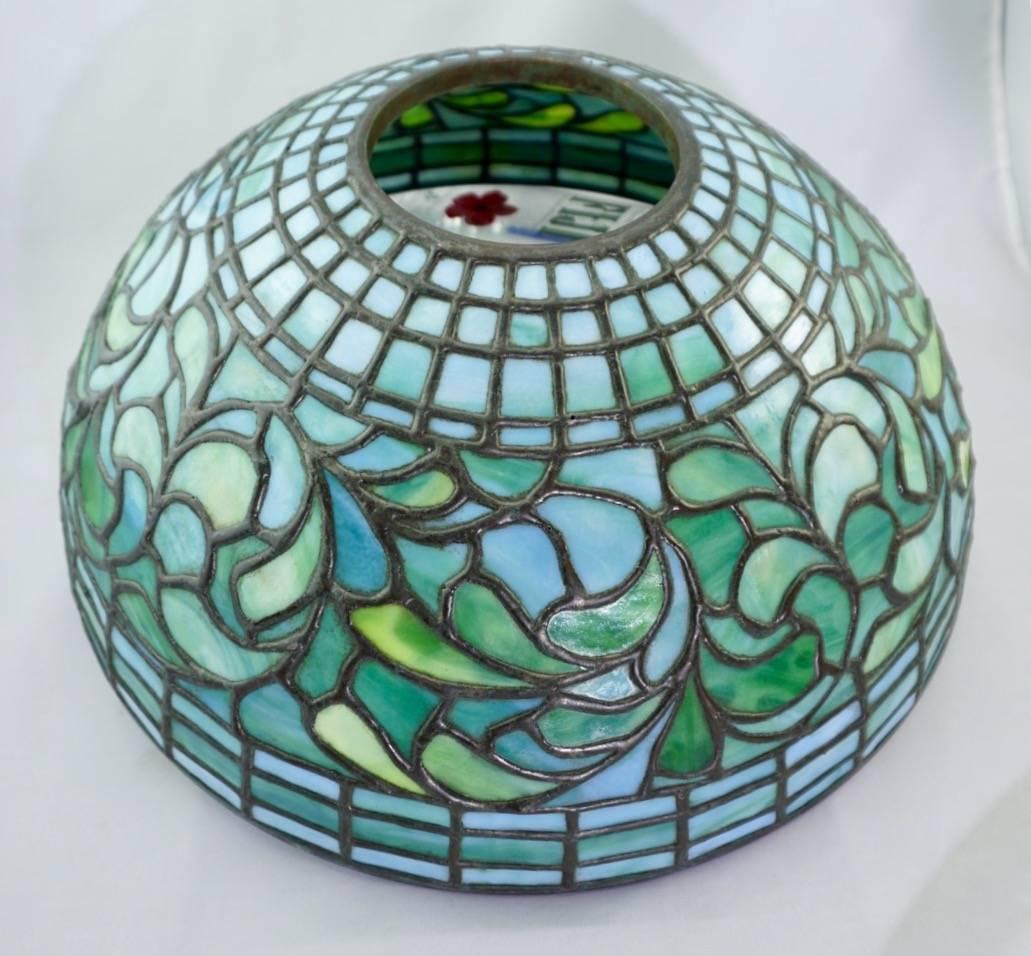 Tiffany Studios New York 1445 Swirling Leaf Table Lamp Shade, circa 1910 In Excellent Condition In Dallas, TX