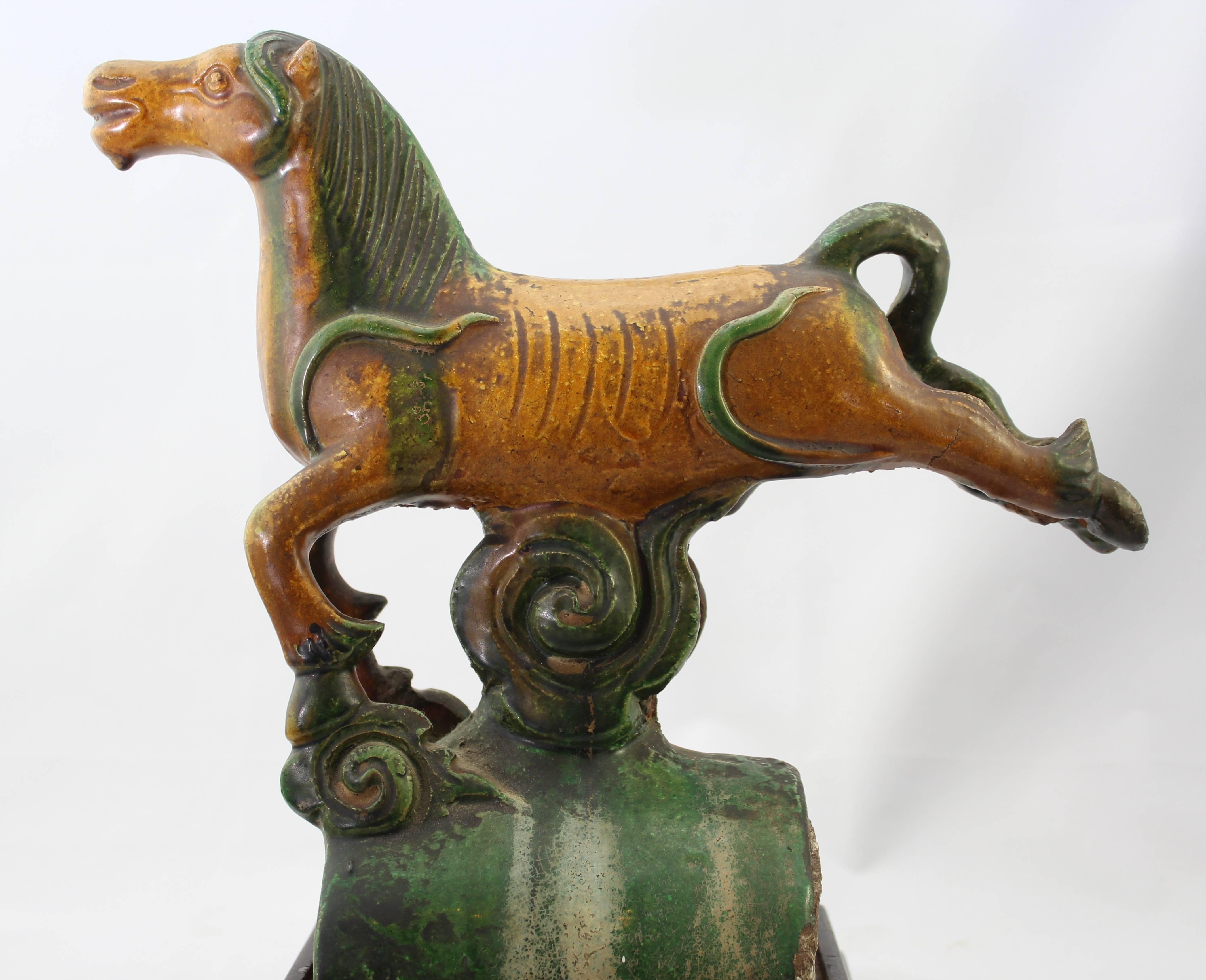 Qing dynasty pair of emperor horse roof tiles. Cloud leaping horses covered in wucai glaze or emperor yellow and green over porcelain terracotta. Stands included. 

19th century.

Measures: Height 11