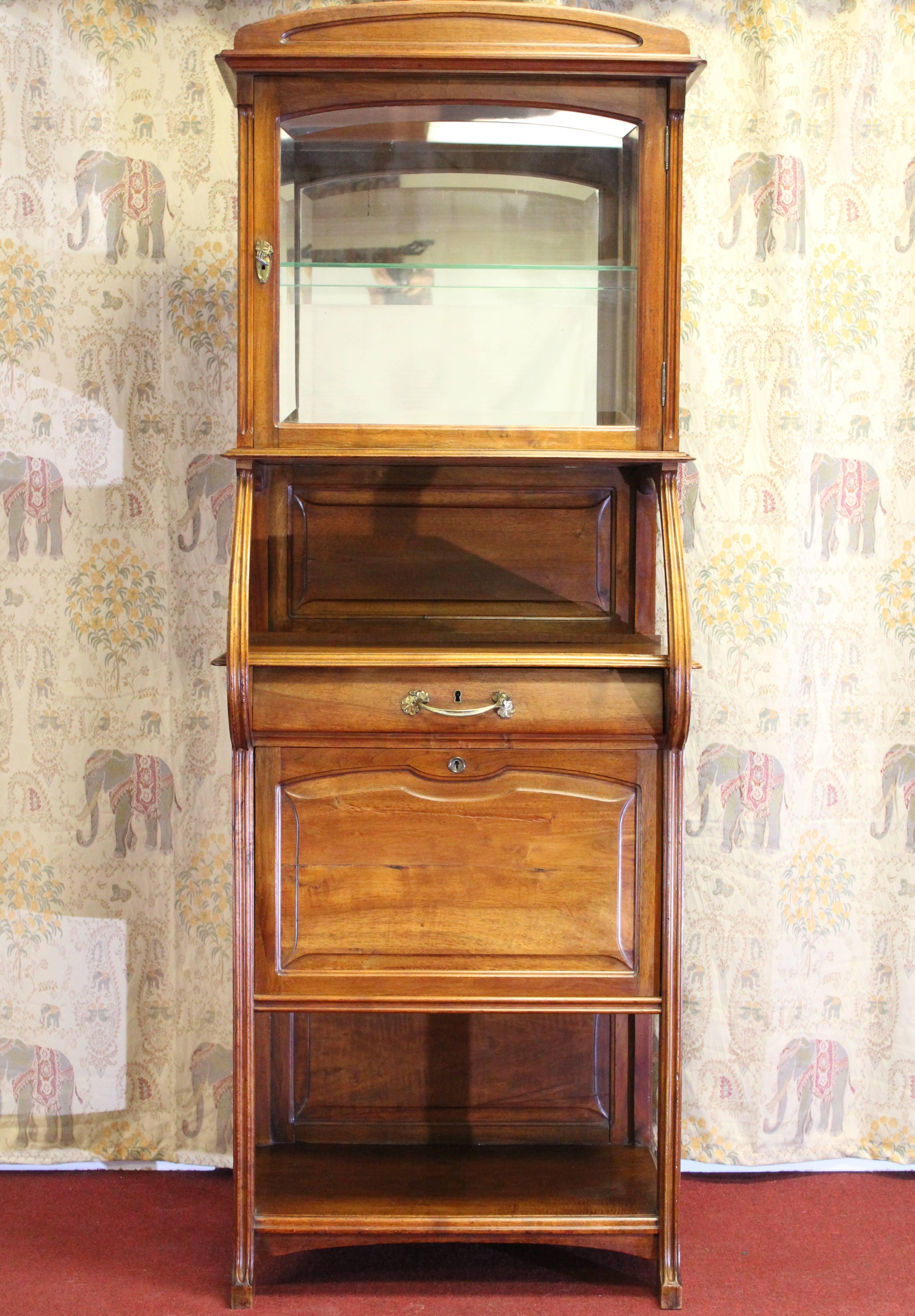 Art Nouveau fruitwood glazed vitrine cabinet.
Similar to French cabinet makers Galle and Majorelle designs during the Art Nouveau period,
circa 1905. Measures: Height. 75-1/4 x 28-5/8 x 19-5/8 in.

Condition Report*:

Lot includes key, light