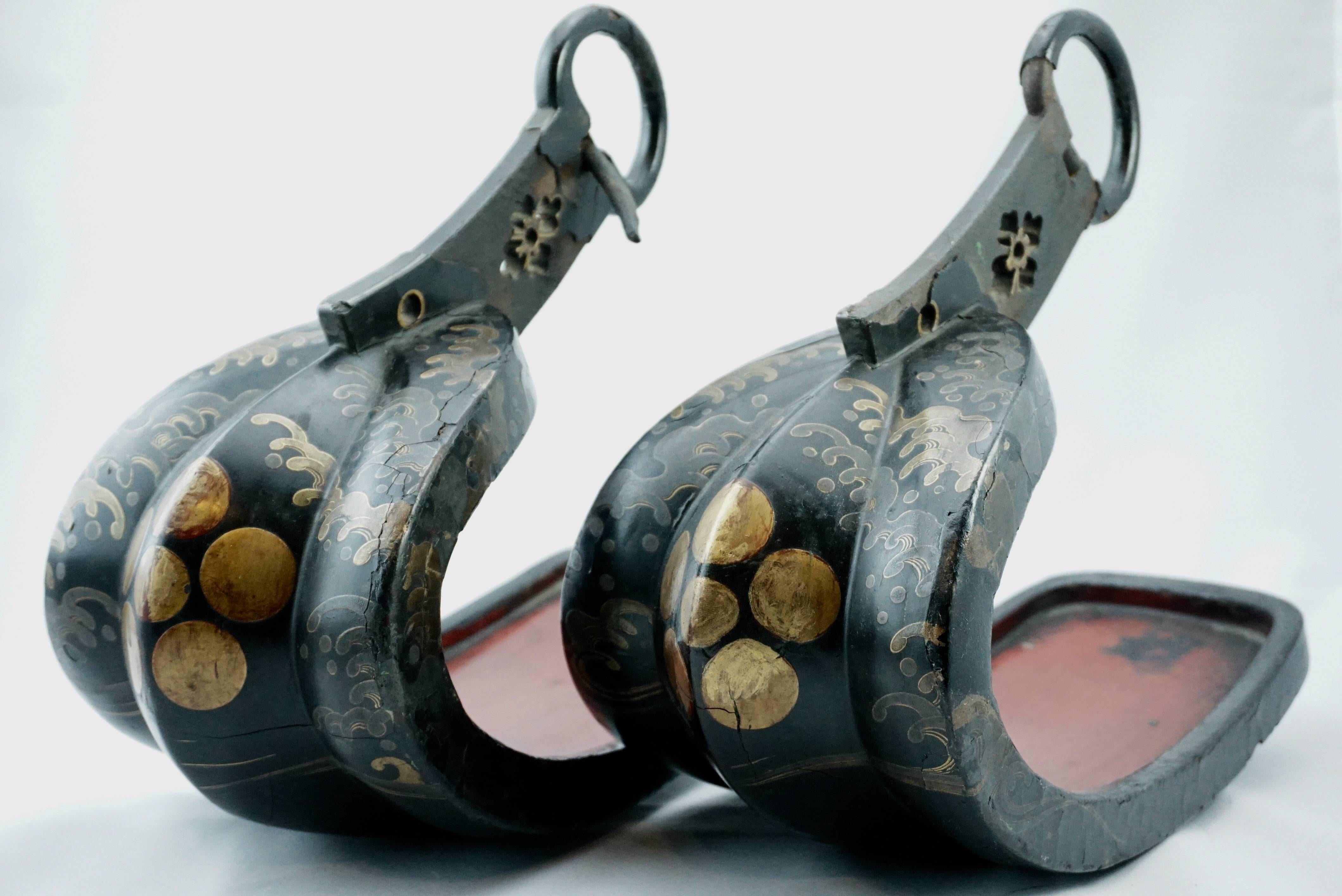 18th century Japanese Edo period Lacquered Samouri Iron stirups with original wooden lacquered insoles. Truly a beautiful pair of Japanese samouri history.

Measures: 11.75 inches long
10.5 inches high

Condition: Good. Some missing and cracked