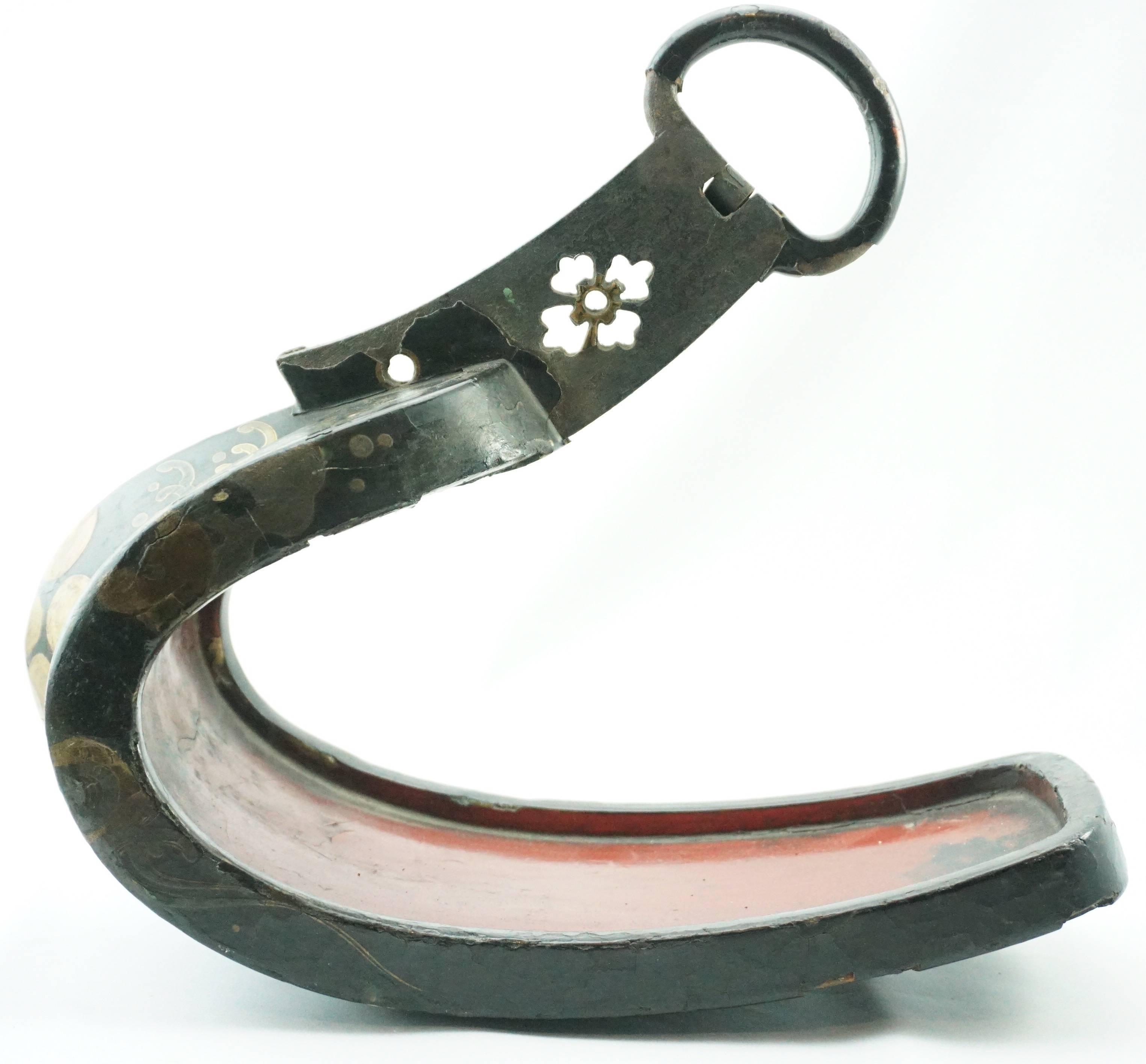 Pair of 18th Century Japanese Edo Period Lacquered Samurai Iron Stirups In Good Condition For Sale In Dallas, TX