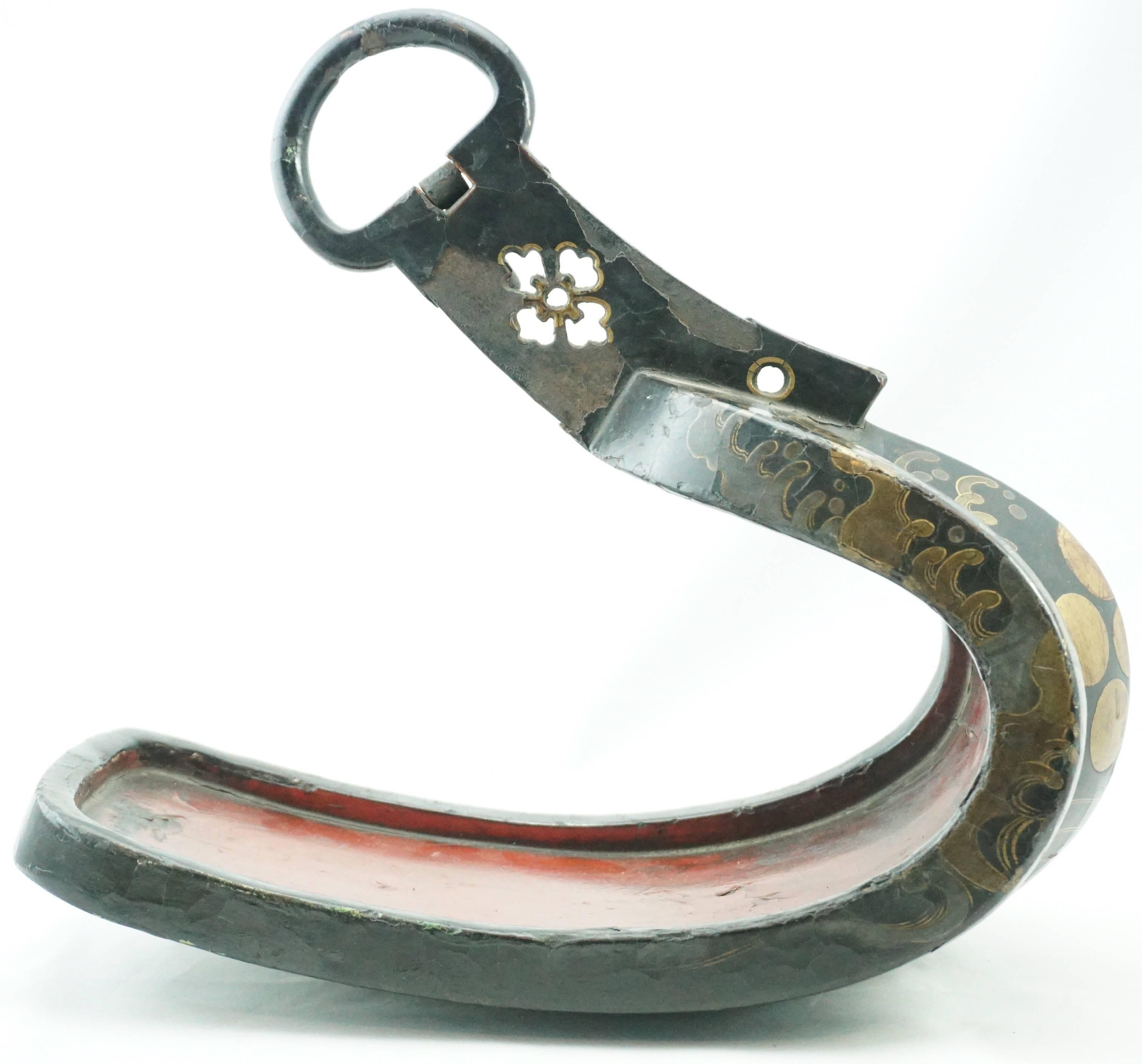 Pair of 18th Century Japanese Edo Period Lacquered Samurai Iron Stirups For Sale 1