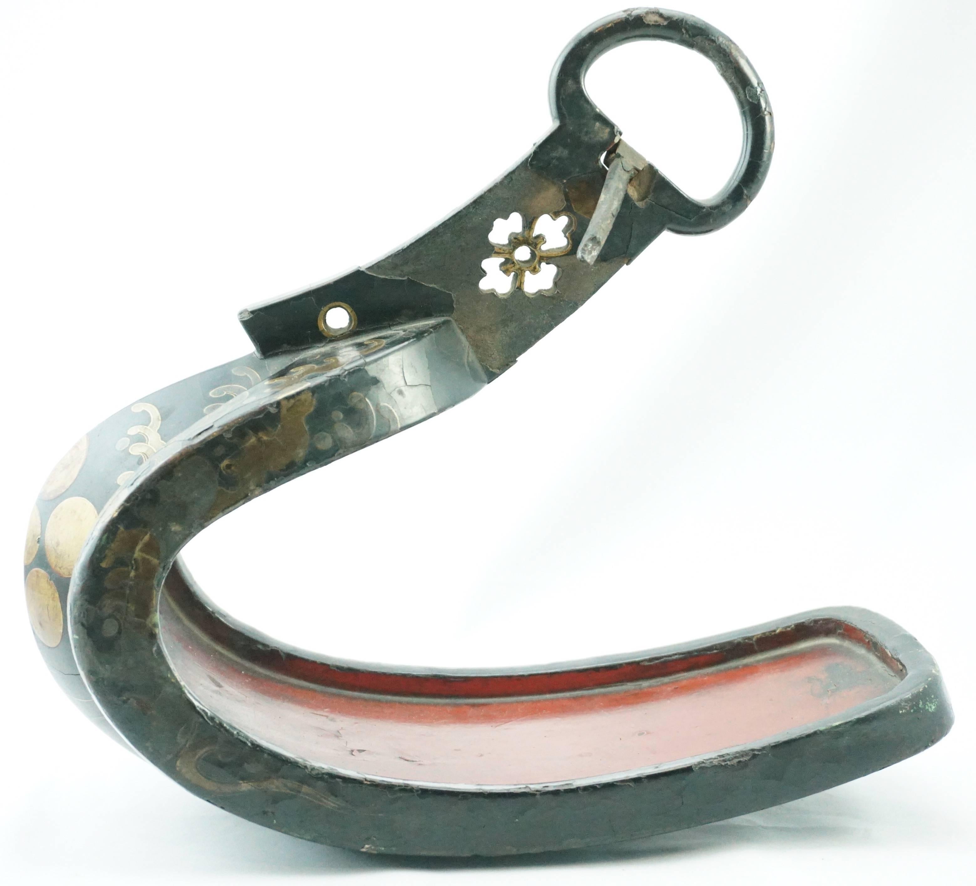 Pair of 18th Century Japanese Edo Period Lacquered Samurai Iron Stirups For Sale 2