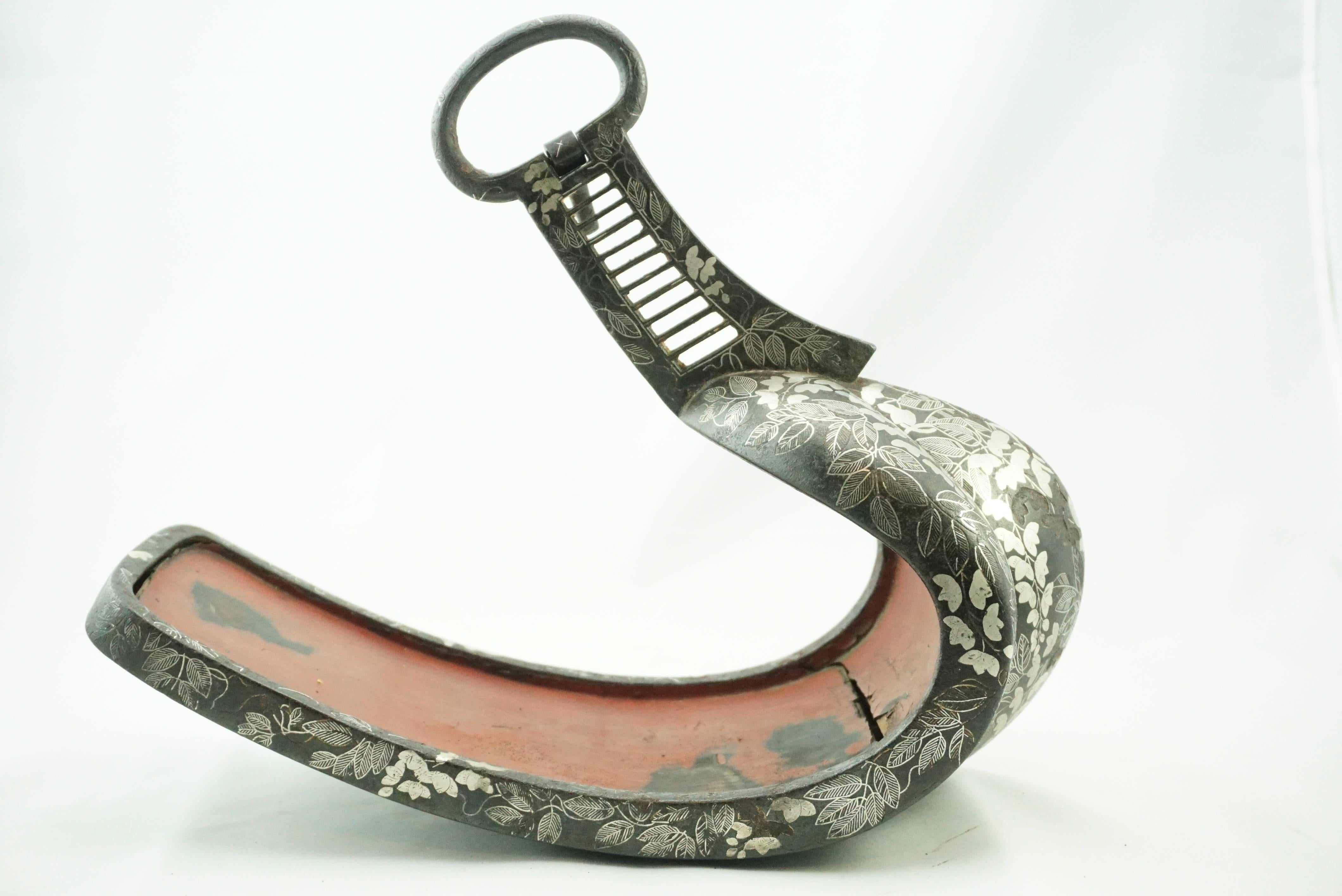 Pair of Edo 18th/19th Century Silver Inlaid Samurai Abumi Japanese Iron Stirrups In Good Condition In Dallas, TX
