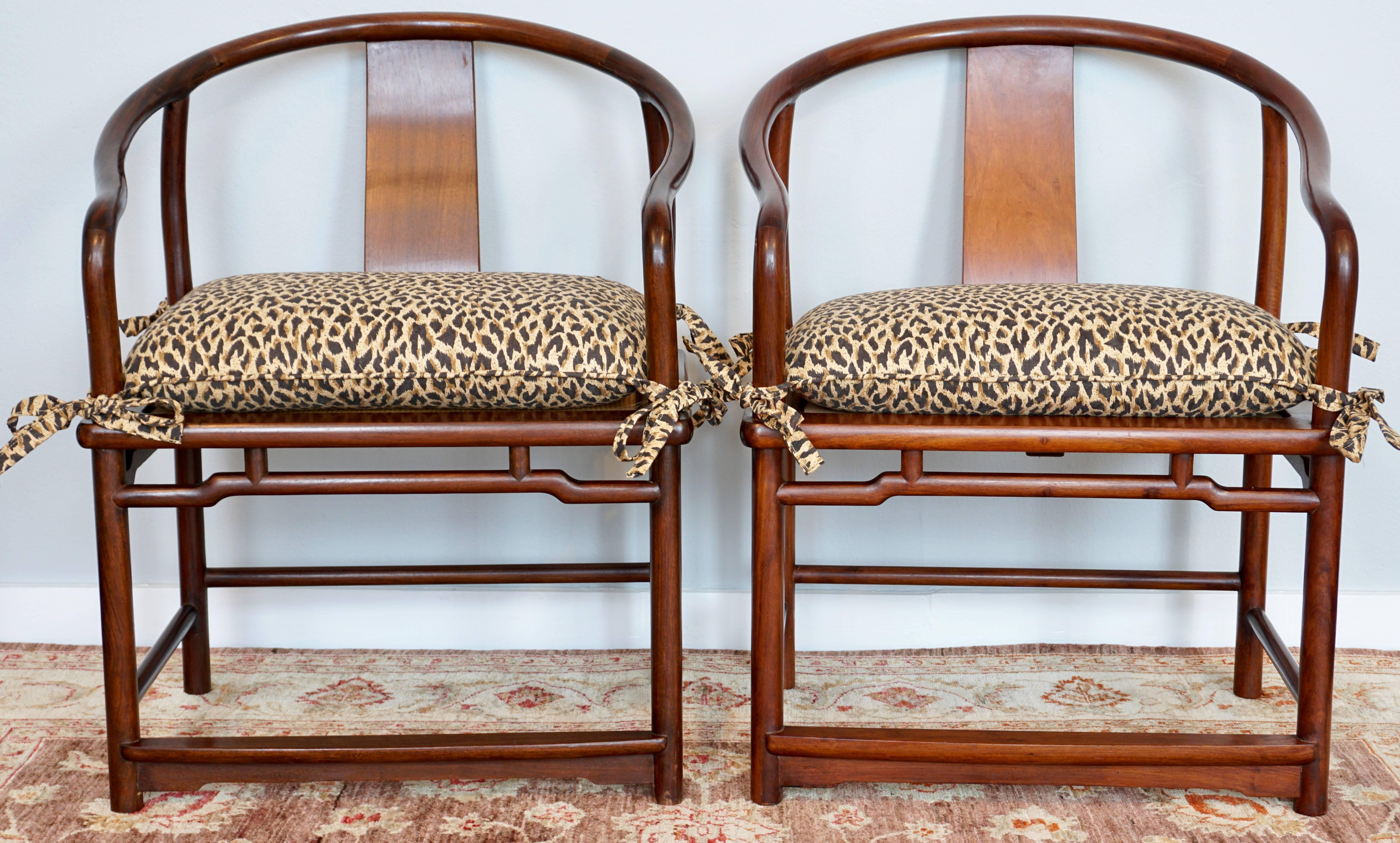 Mid-Century Modern Huanghuali Chinese rosewood side armchairs in a horse shoe pattern. Hardwood yellow rosewood of newer generation Huanghuali manufactured in Honk Kong in the late 1950s or 1960s. 

From the estate of Betty Gertz acquired by her