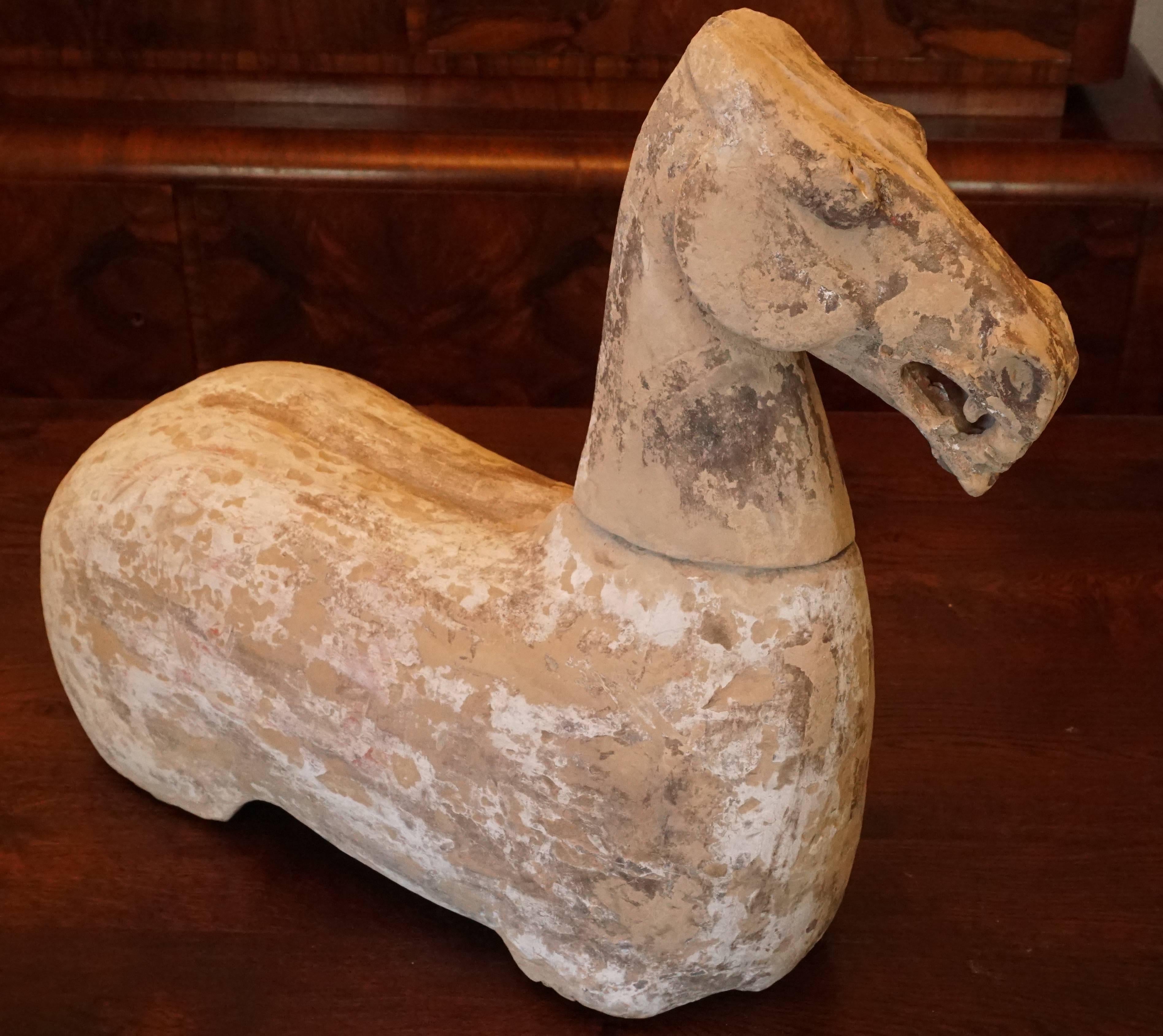 Figurine de cheval en terre cuite de style Han chinois. Très décoratif et de grande taille, il permet de faire une déclaration audacieuse. Deux pièces (tête et corps)

Dimensions : 20-1/2 H x 21-1/2 W x 8 DH pouces (52.1 x 54.6 x 20.3