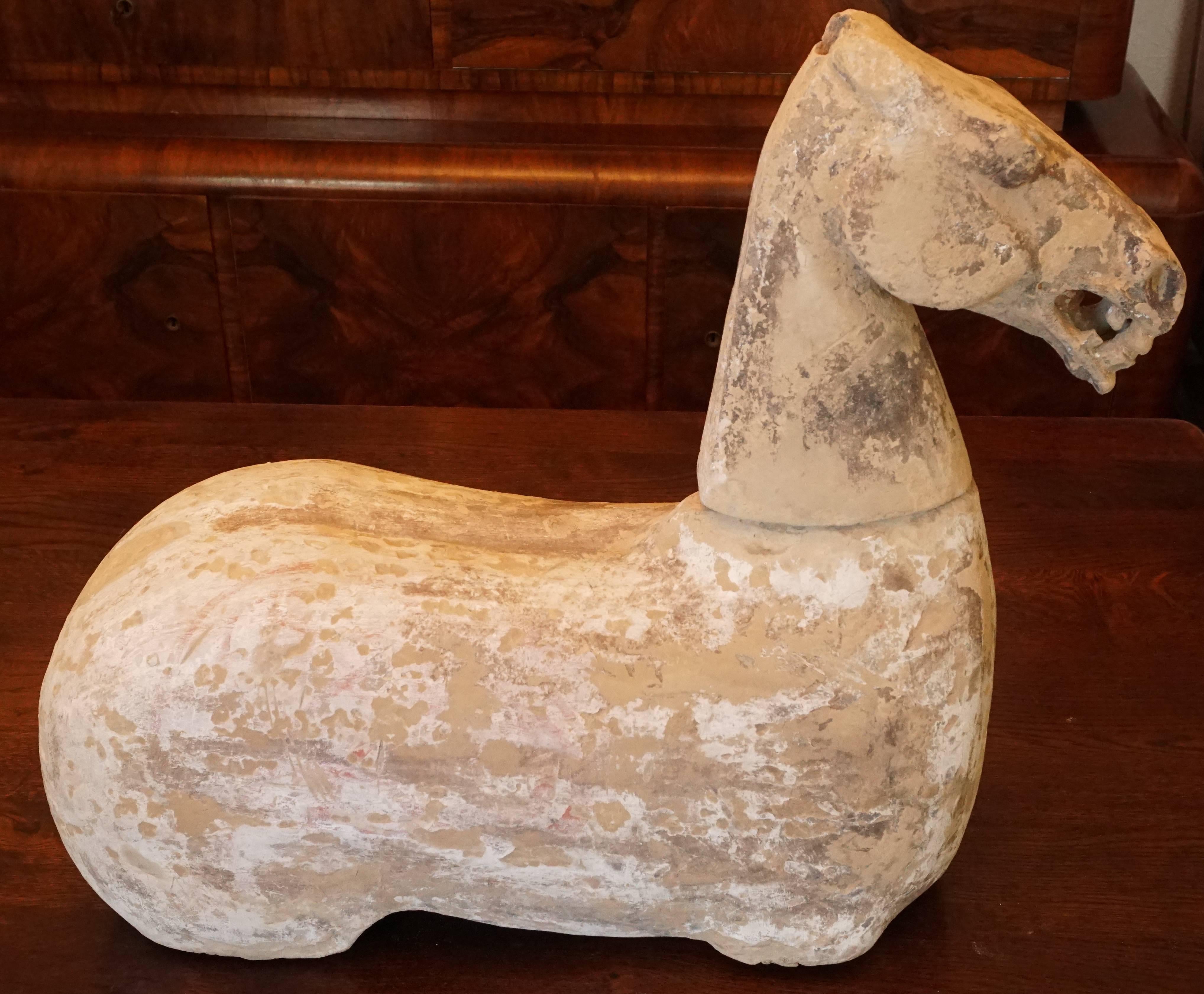Chinois Grande figurine de cheval chinoise de style Han en terre cuite
