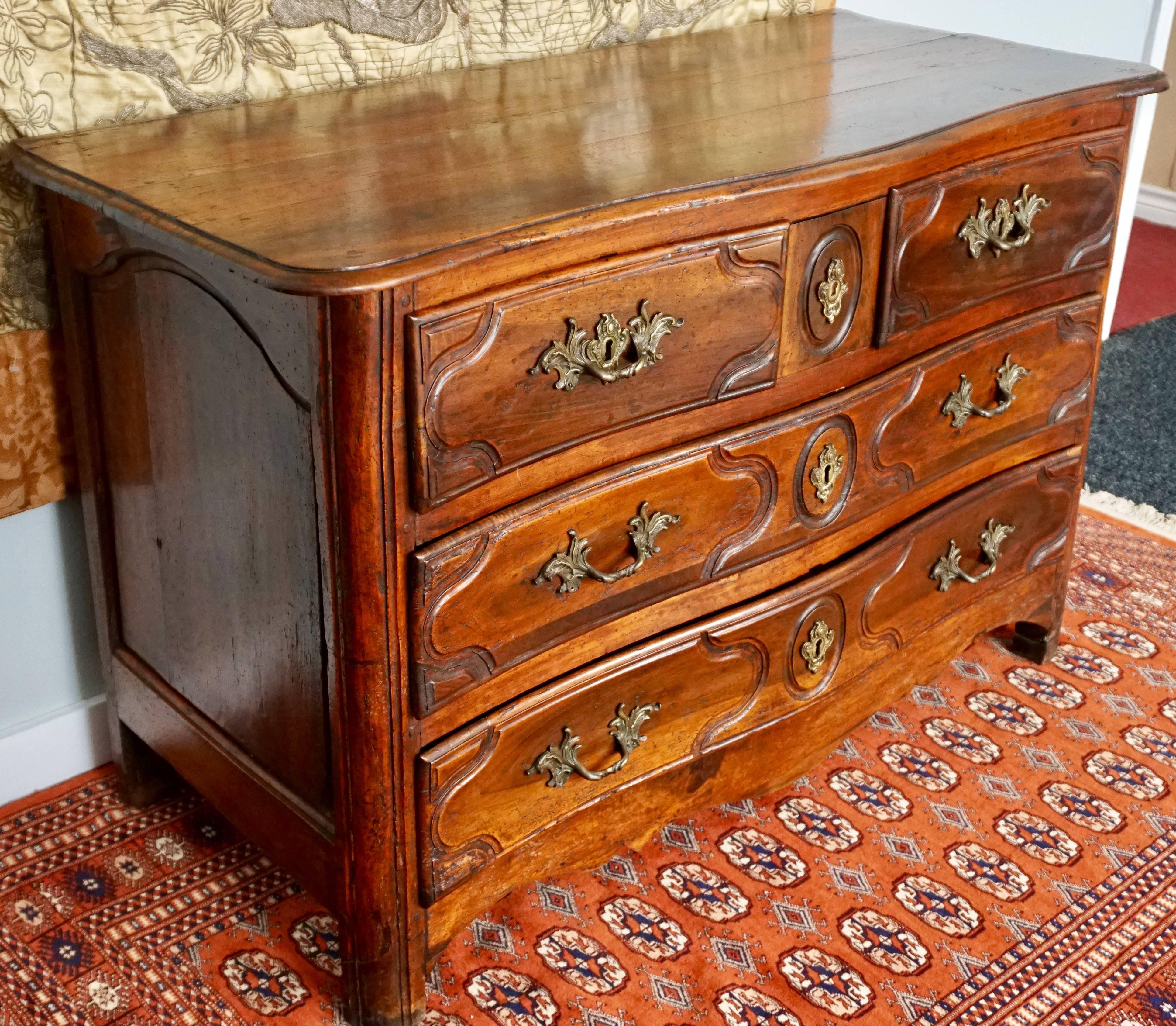 French Louis XV 18th Century Walnut Commode Chest In Good Condition In Dallas, TX