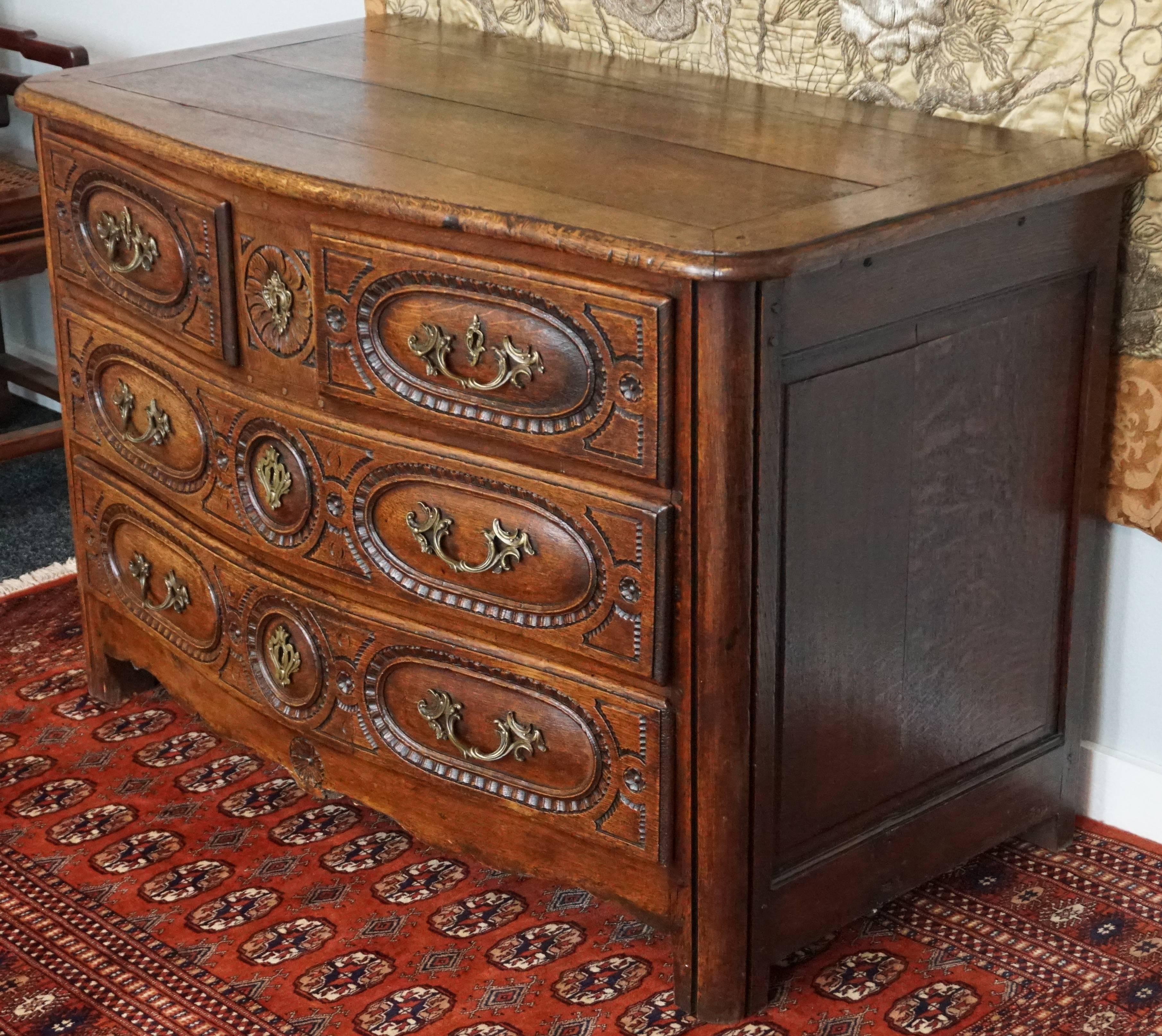 Louis XV French Provincial Oak 18th Century Commode Chest In Good Condition In Dallas, TX