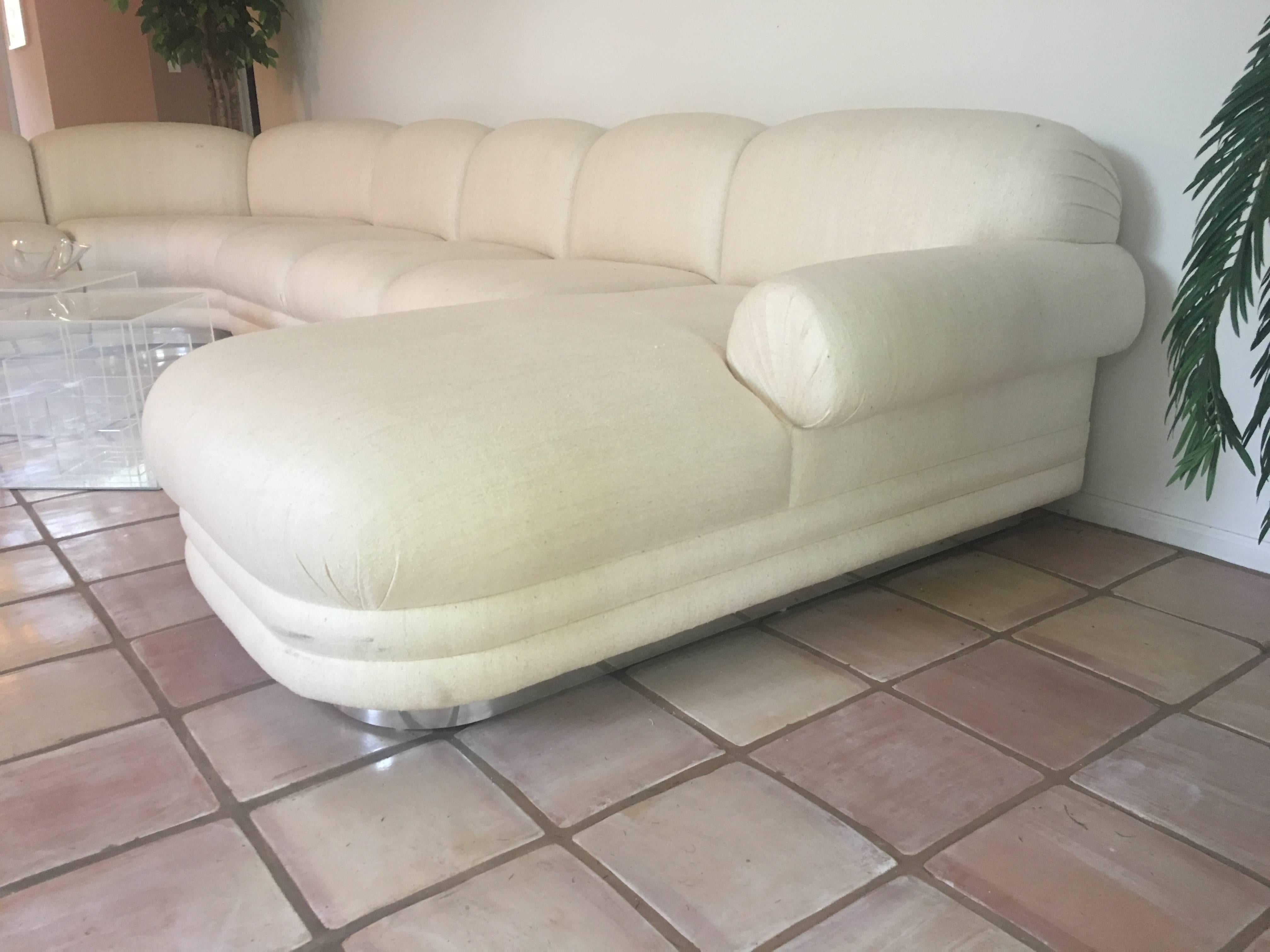 Vierteiliges Sofa im Stil von Milo Baughman mit verchromtem Chaiselongue-Sofa (amerikanisch)