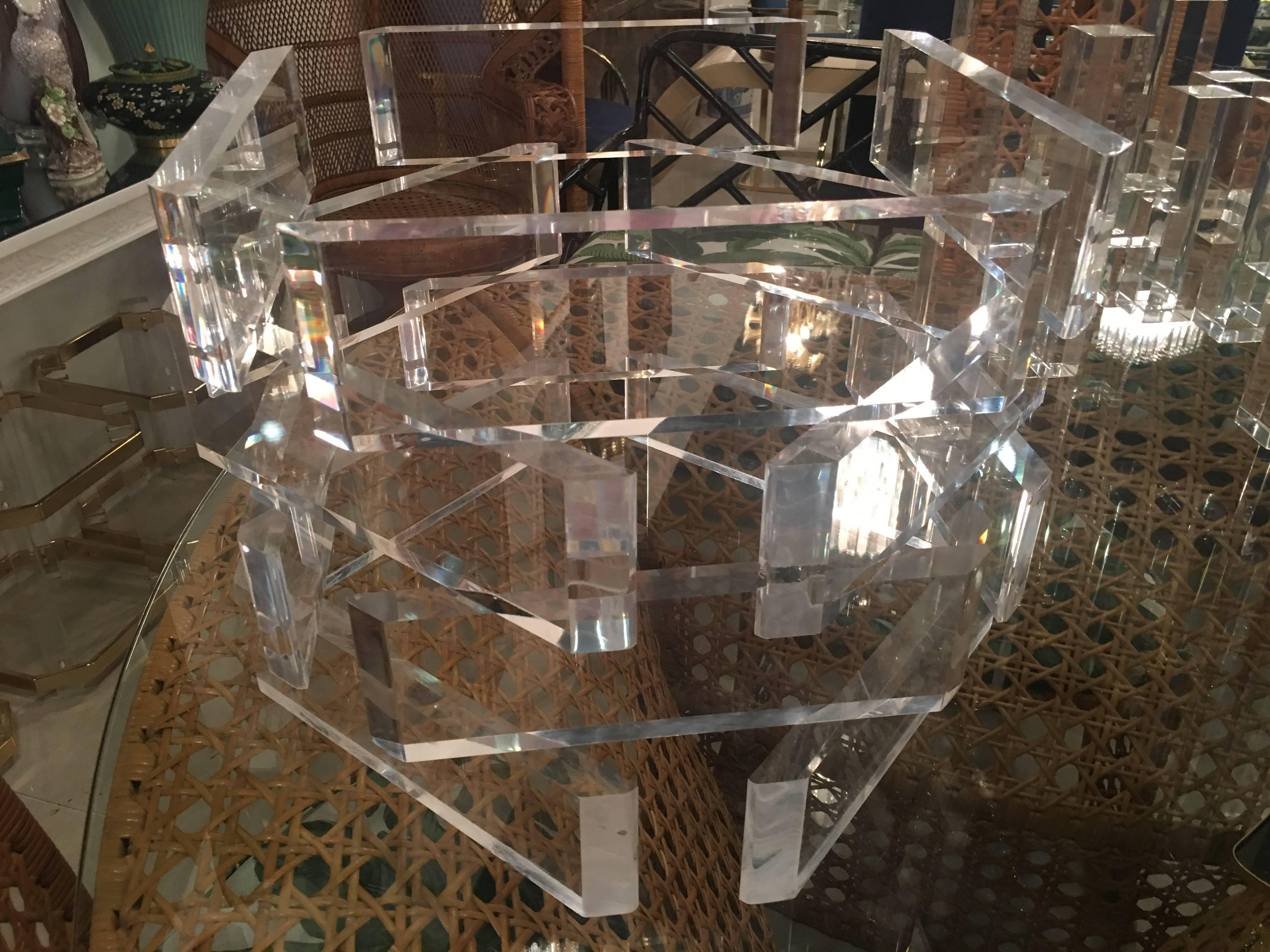 Vieille table de cocktail octogonale empilée en Lucite. Le plateau en verre n'est pas inclus. Un plateau en verre rond, octogonal ou carré conviendrait parfaitement à cette base.