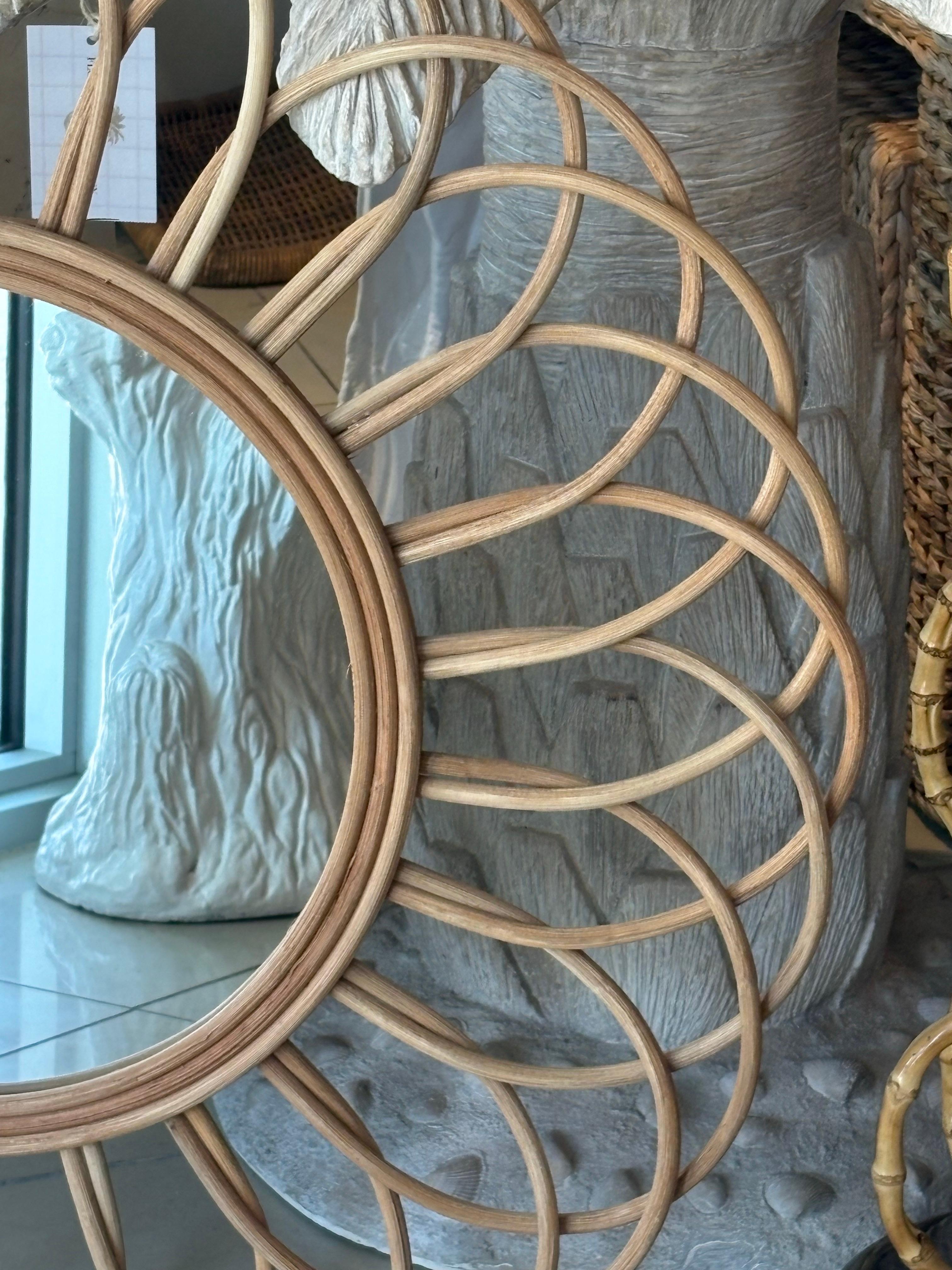 Specchio da parete circolare vintage in rattan Looping. Nessun danno o pezzo rotto. Viene fornito pronto per essere appeso. Dimensioni: 32 D x 1 D.
