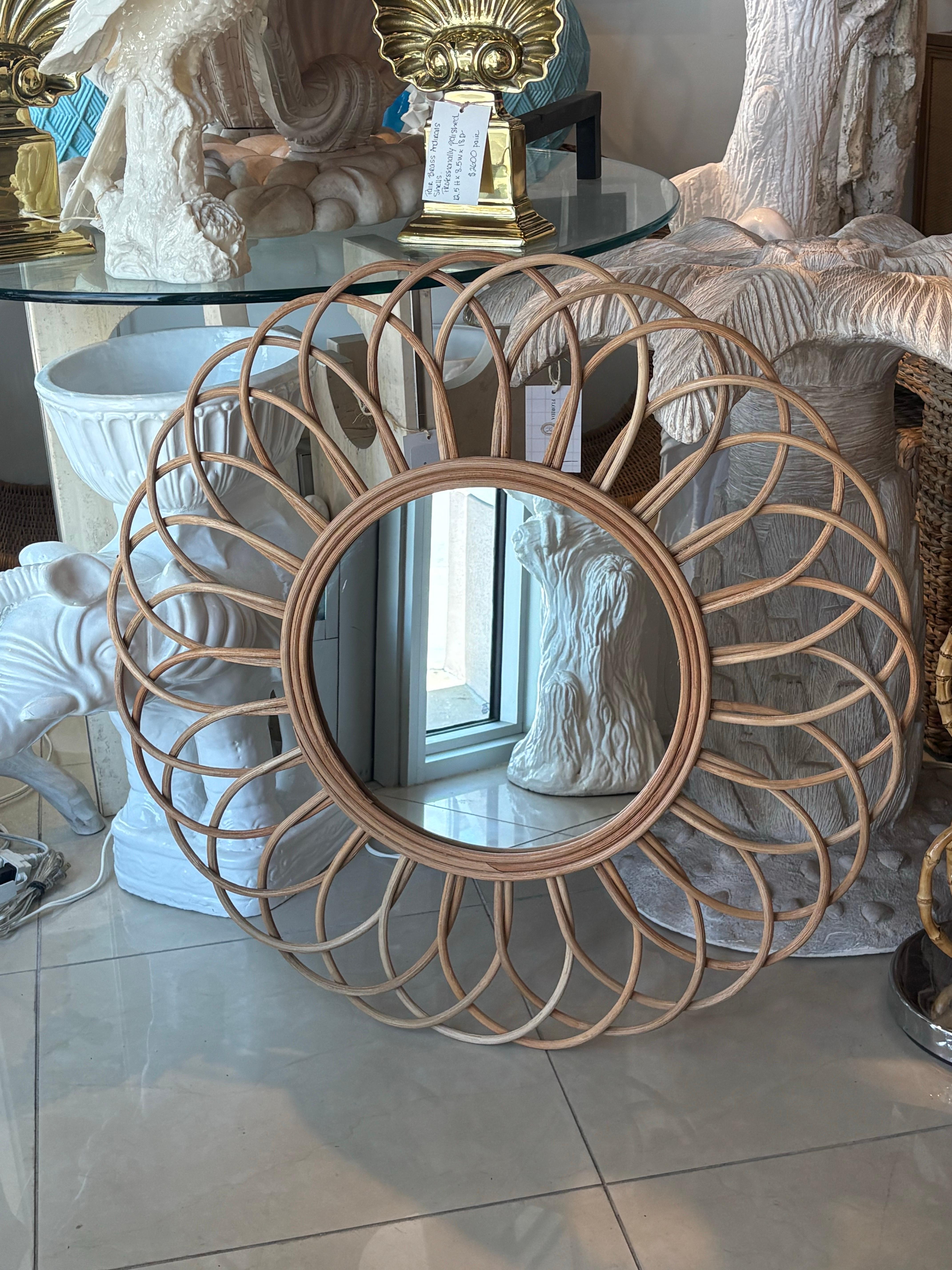 Mid-Century moderno Specchio da parete vintage francese Loop Scalloped Round Wicker Rattan in vendita