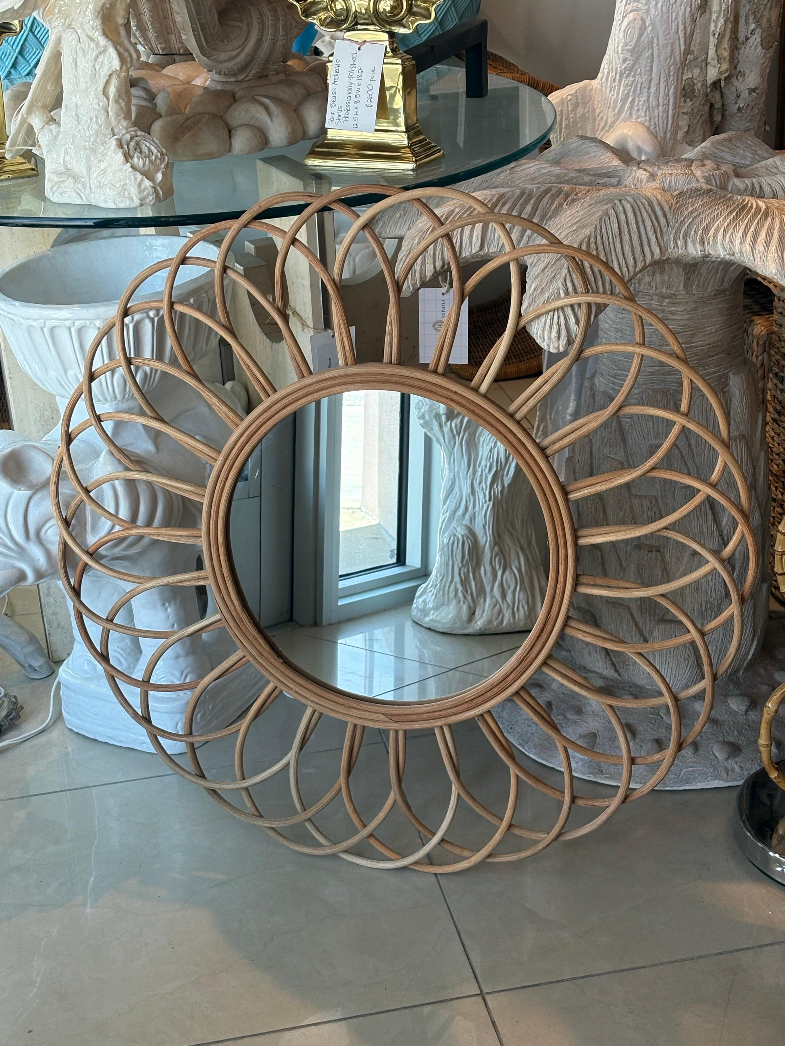 Francese Specchio da parete vintage francese Loop Scalloped Round Wicker Rattan in vendita
