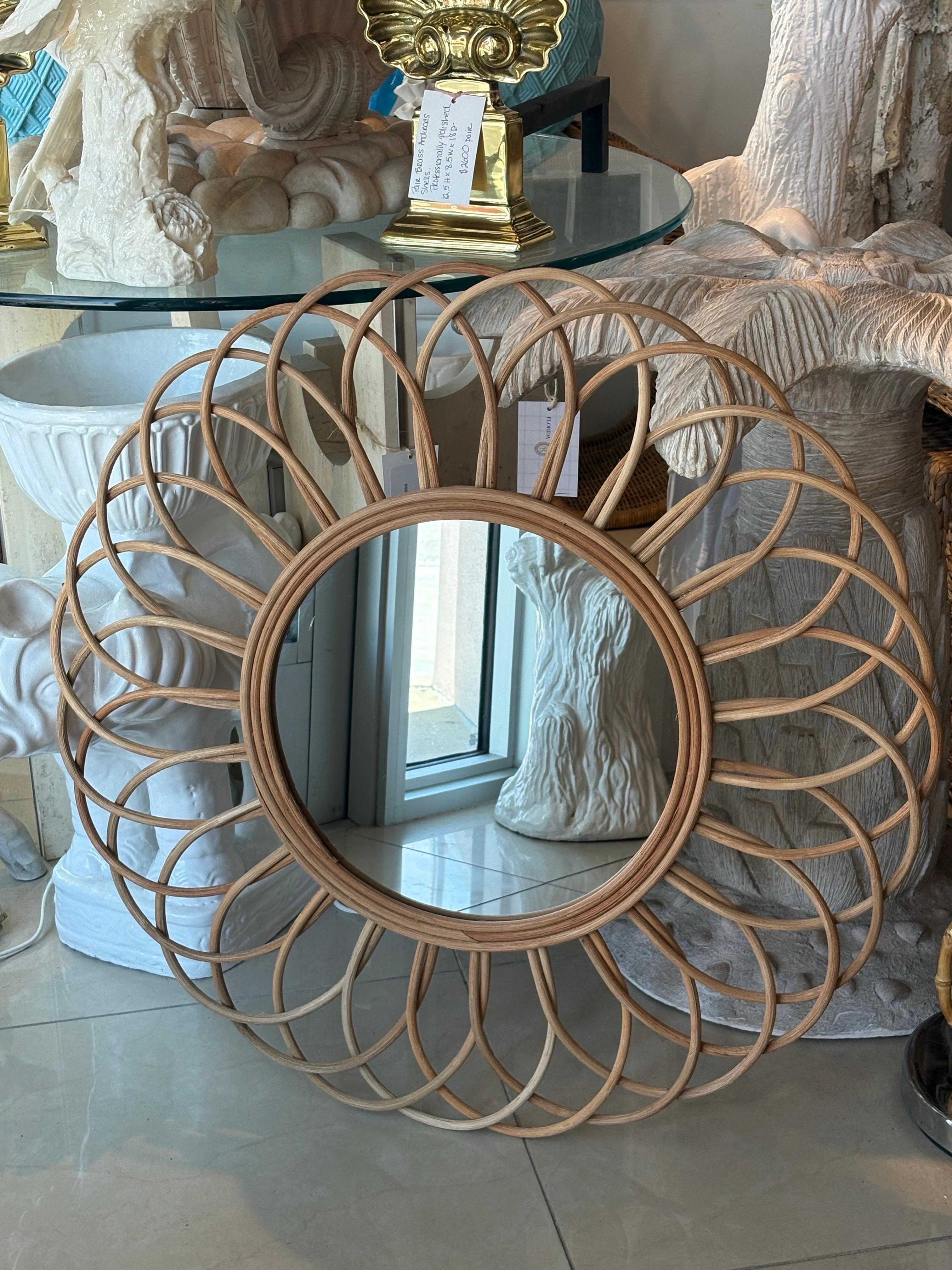 Specchio da parete vintage francese Loop Scalloped Round Wicker Rattan In condizioni buone in vendita a West Palm Beach, FL