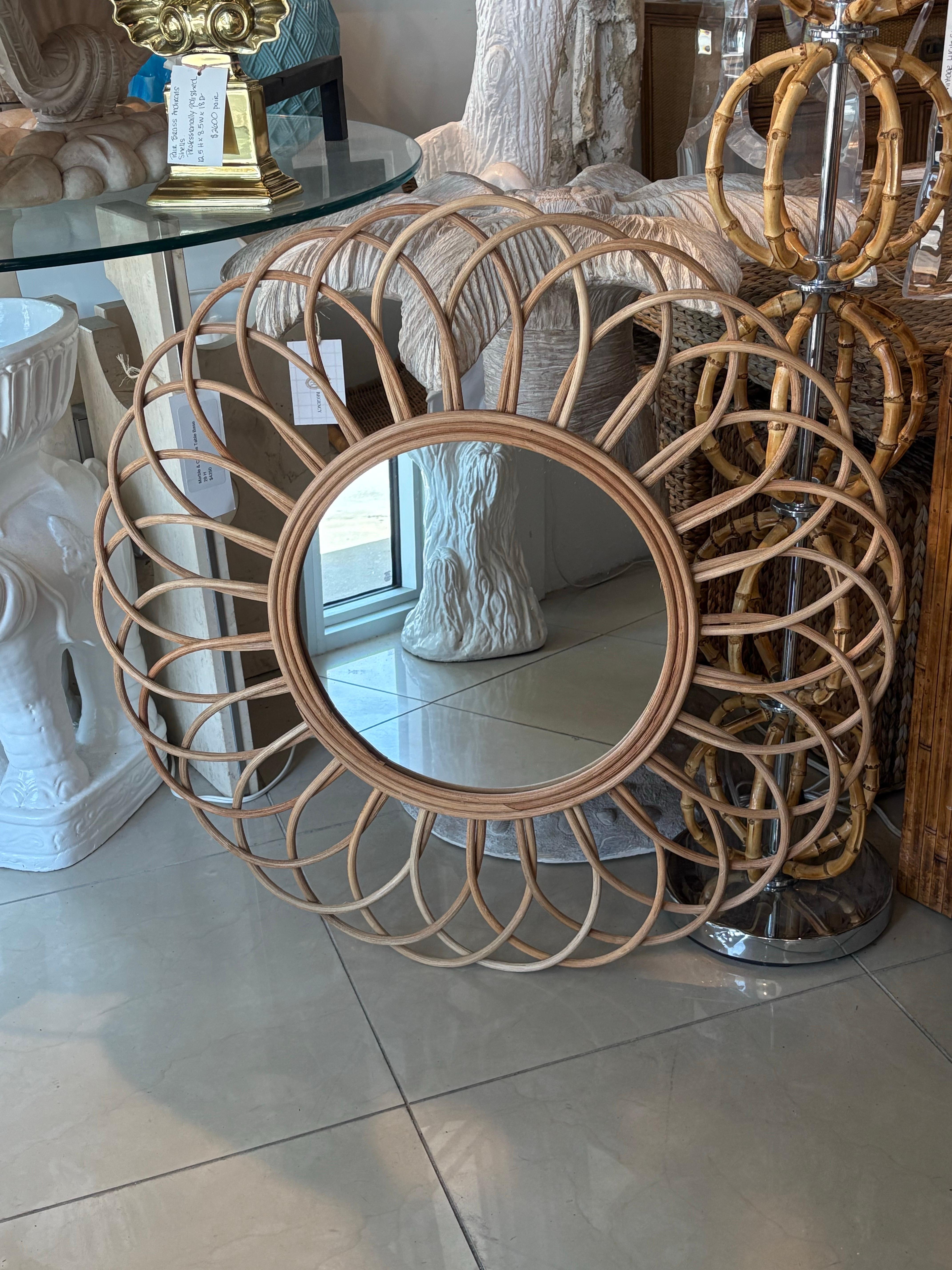 Fine XX secolo Specchio da parete vintage francese Loop Scalloped Round Wicker Rattan in vendita