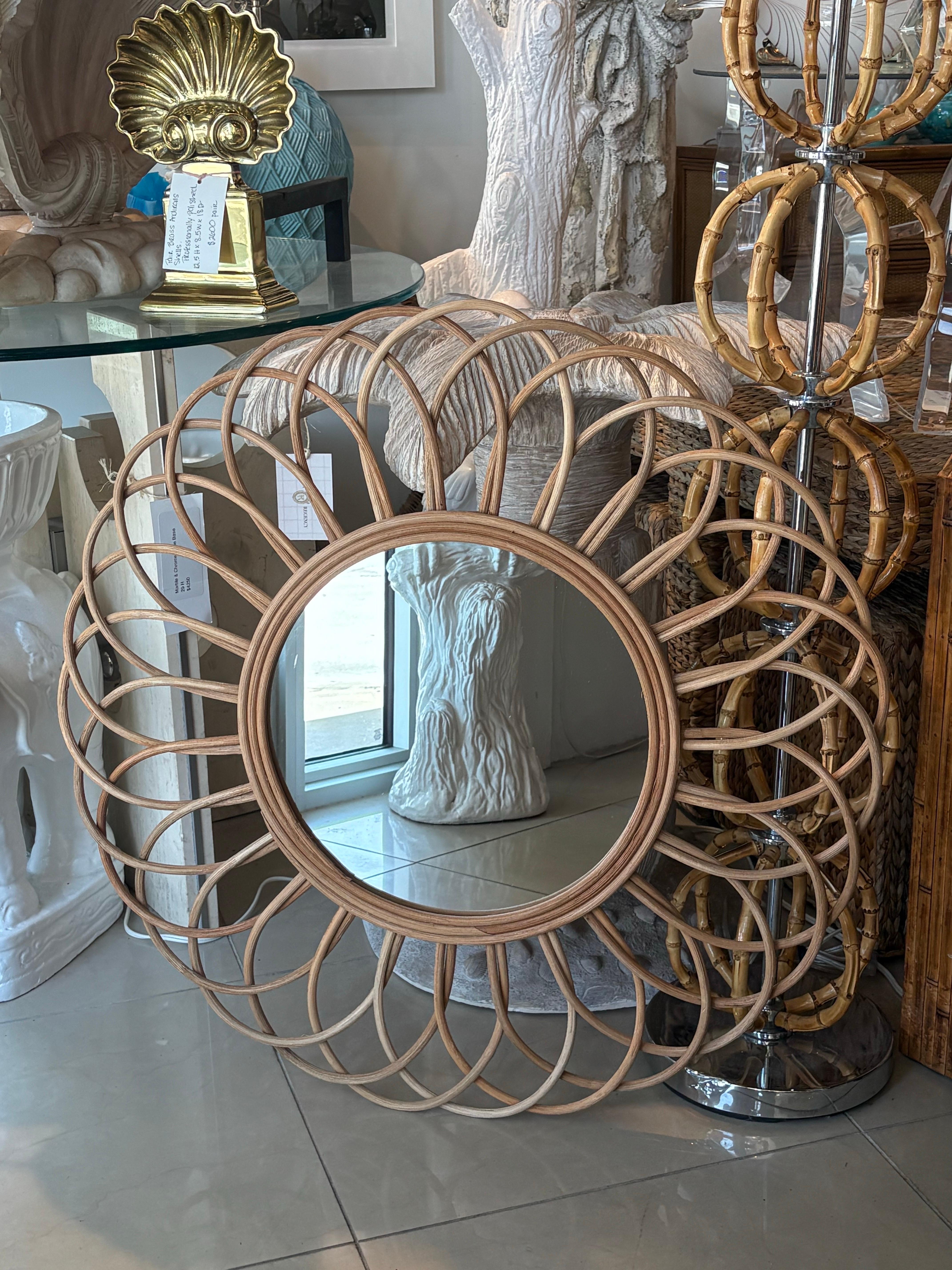Specchio da parete vintage francese Loop Scalloped Round Wicker Rattan in vendita 1