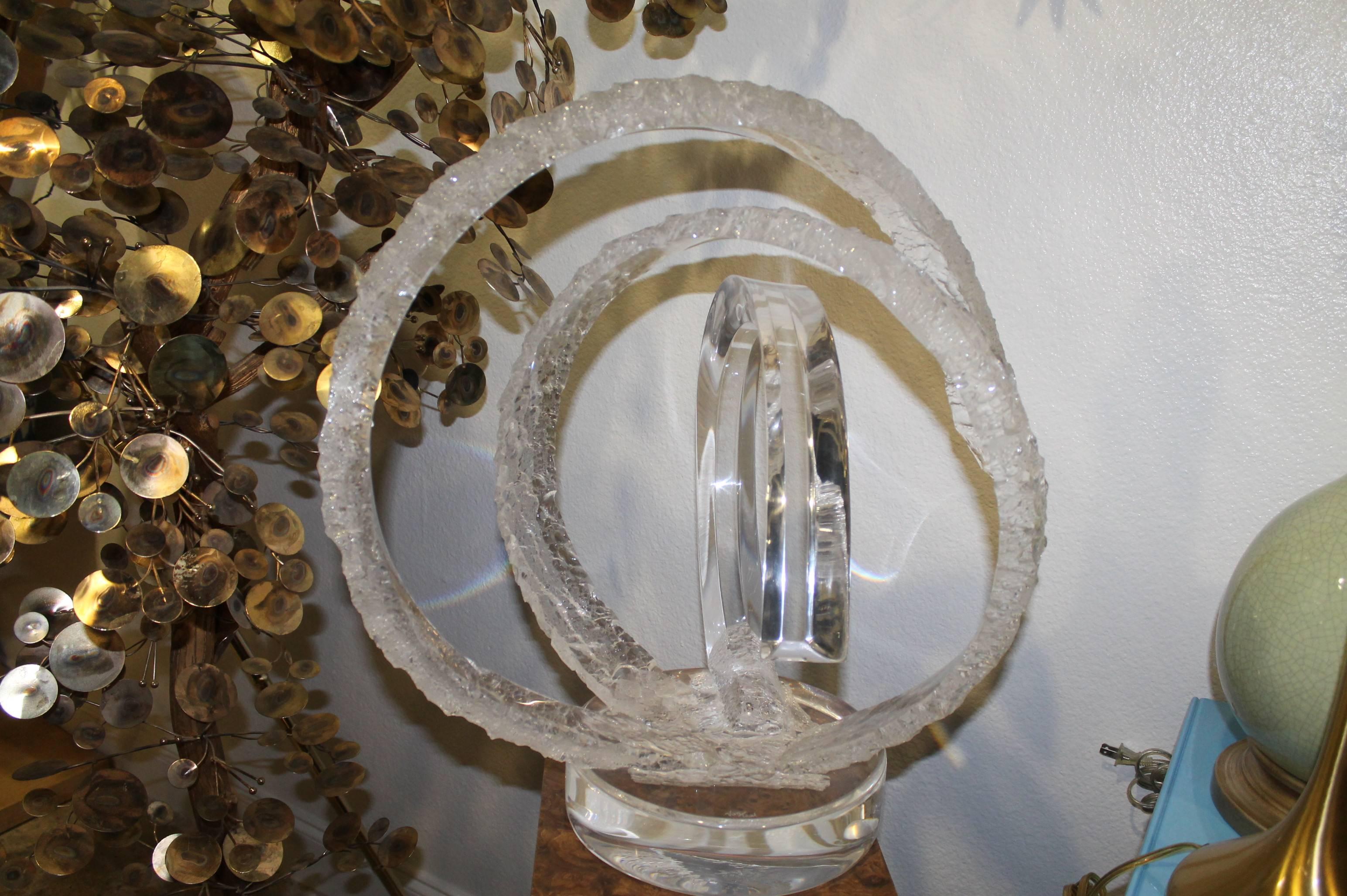 Américain Sculpture circulaire en lucite de forme libre vintage Hollywood Regency signée Van Teal en vente