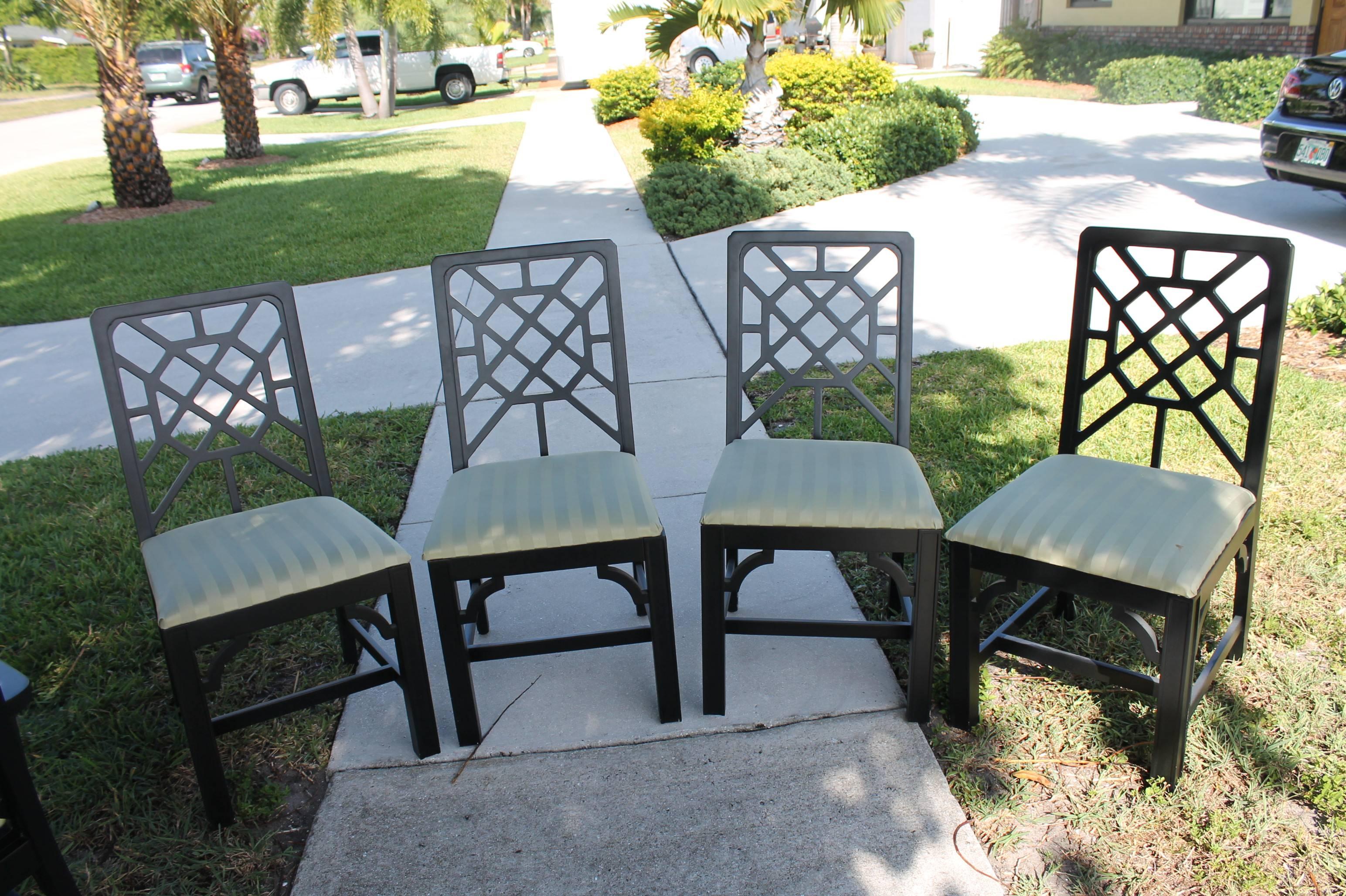 Satz von sechs chinesischen Chippendale-Esszimmerstühlen mit Laubsägearbeiten im Zustand „Gut“ im Angebot in West Palm Beach, FL