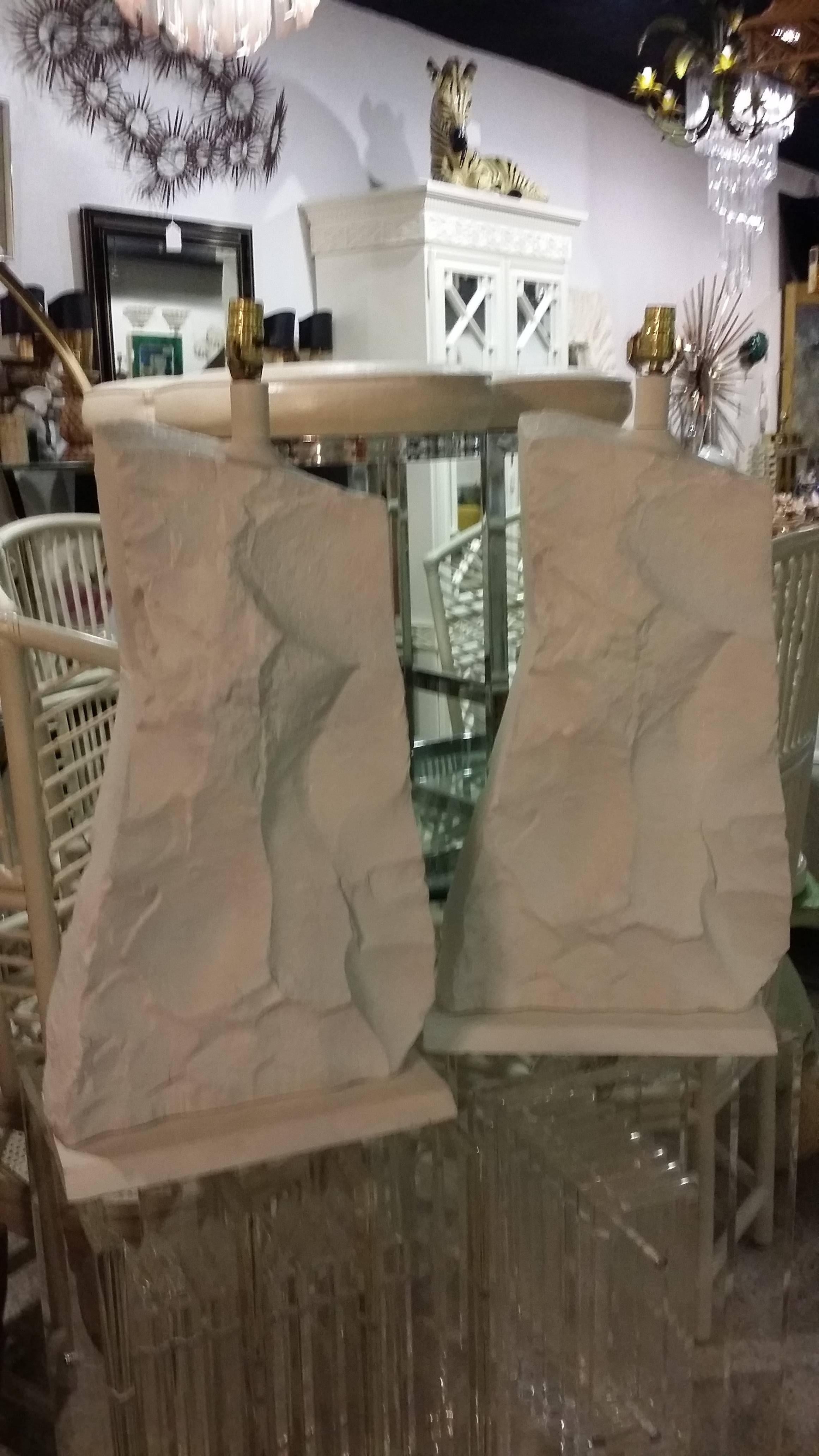 Vintage paire de Mid Century Modern monumental size rock stone Mid-Century Modern glacier lampes de table Sirmos Style. Ceux-ci seront nouvellement câblés avec du nouveau matériel. 

