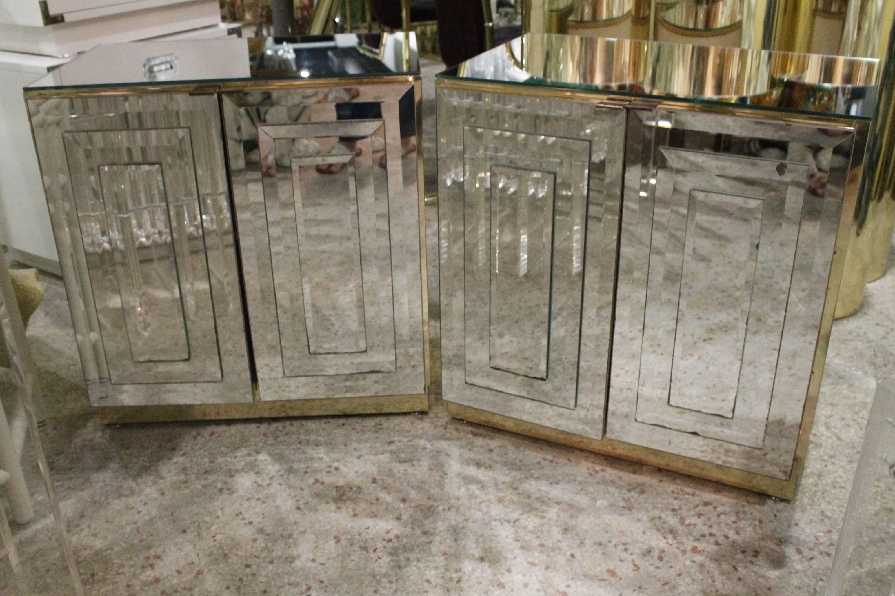 Ello Pair of Mirrored Mirror Brass Chests End Tables, Hollywood Regency In Good Condition In West Palm Beach, FL