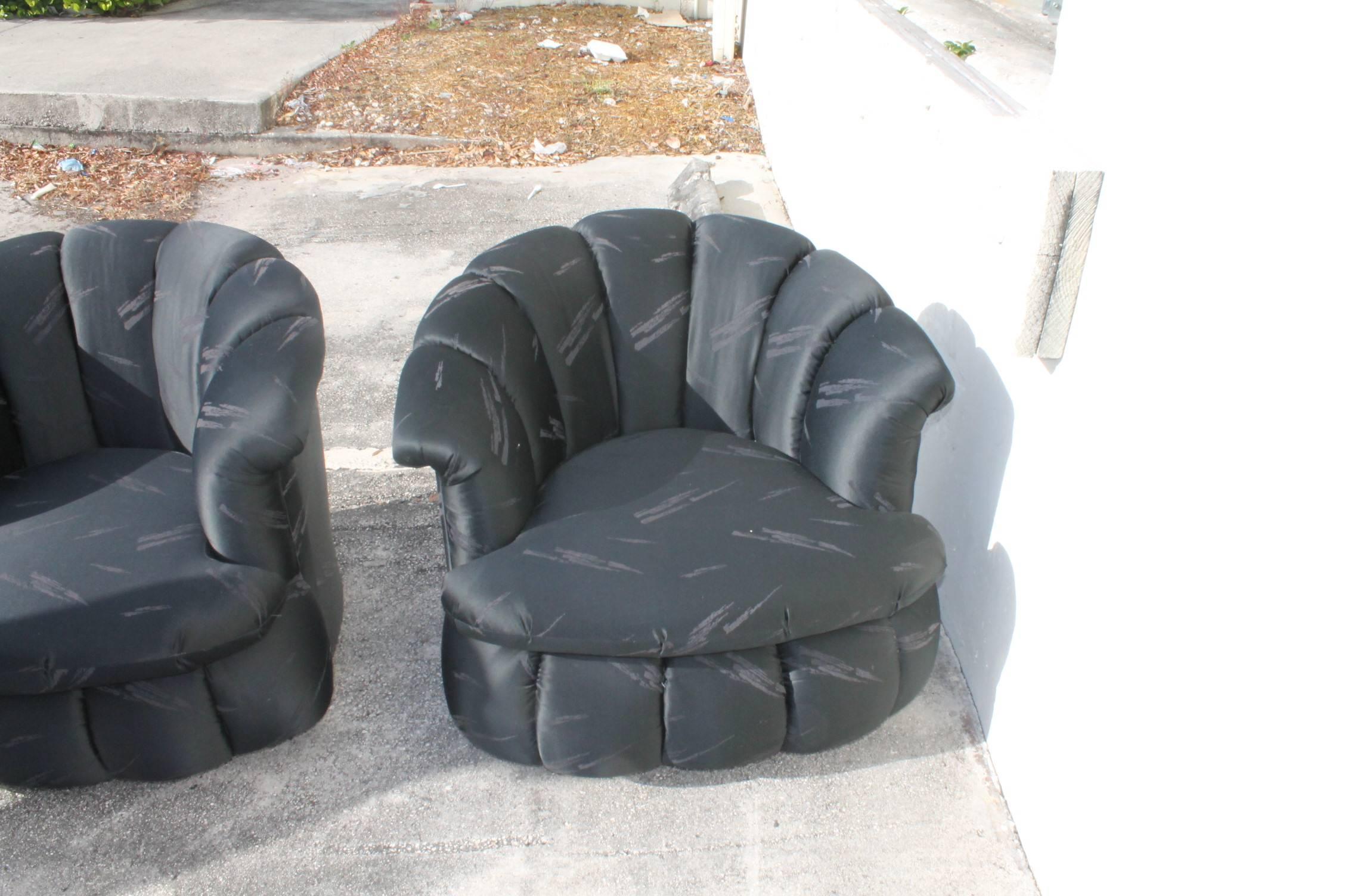Jolie paire de fauteuils vintage Hollywood Palm Beach Regency, baignoire pivotante, pouf en soie noire touffeté, fauteuils tonneau. Tissu original.