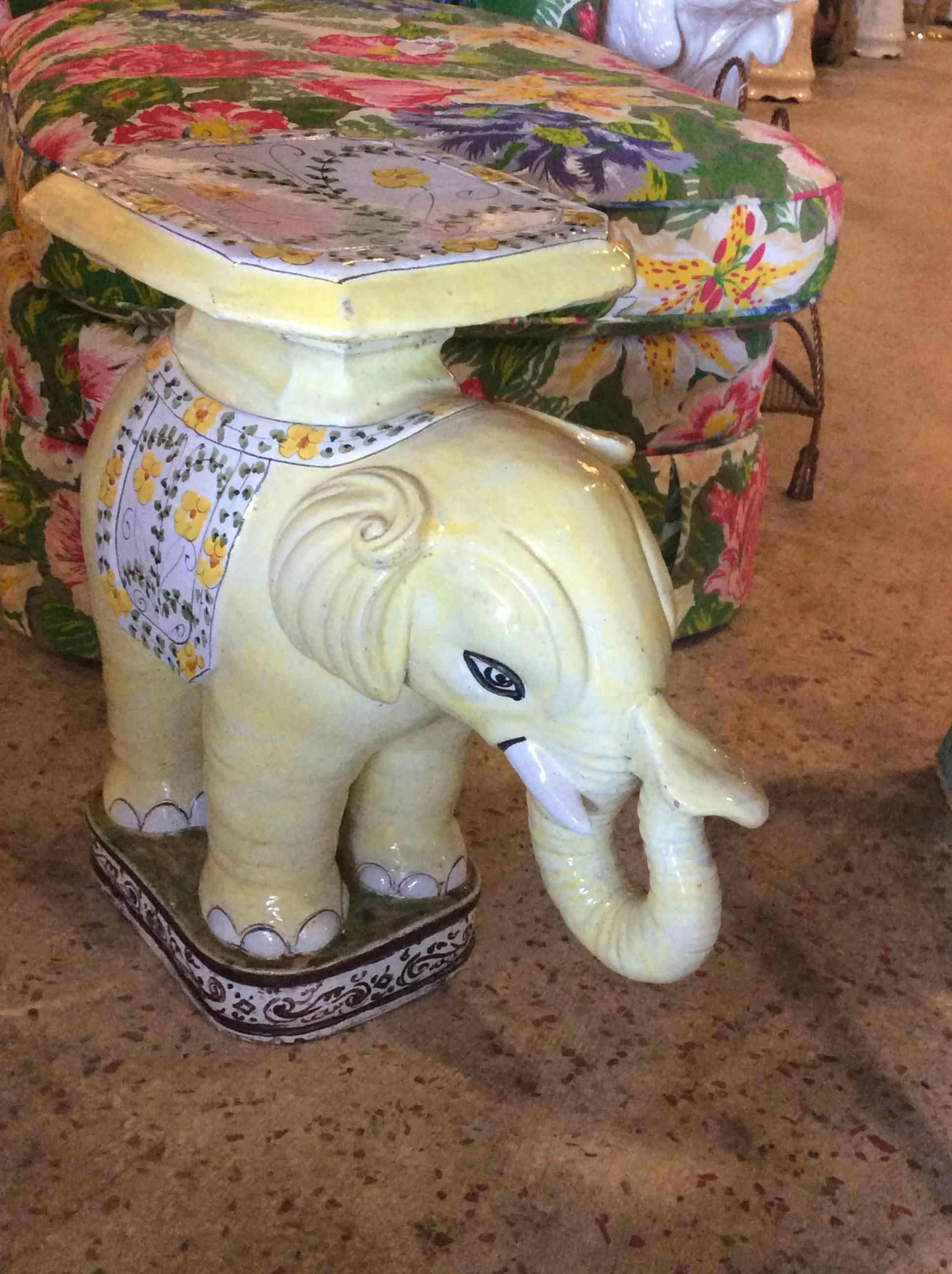 Vintage Terrakotta-Gelb Floral Gartenständer Hocker/Bank/Beistelltisch mit Elefantenmotiv (Hollywood Regency) im Angebot