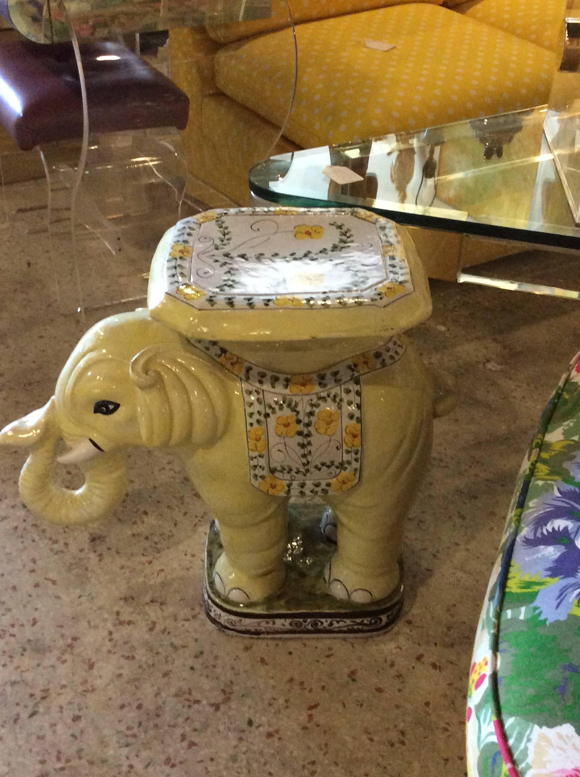 Vintage Terrakotta-Gelb Floral Gartenständer Hocker/Bank/Beistelltisch mit Elefantenmotiv im Zustand „Hervorragend“ im Angebot in West Palm Beach, FL