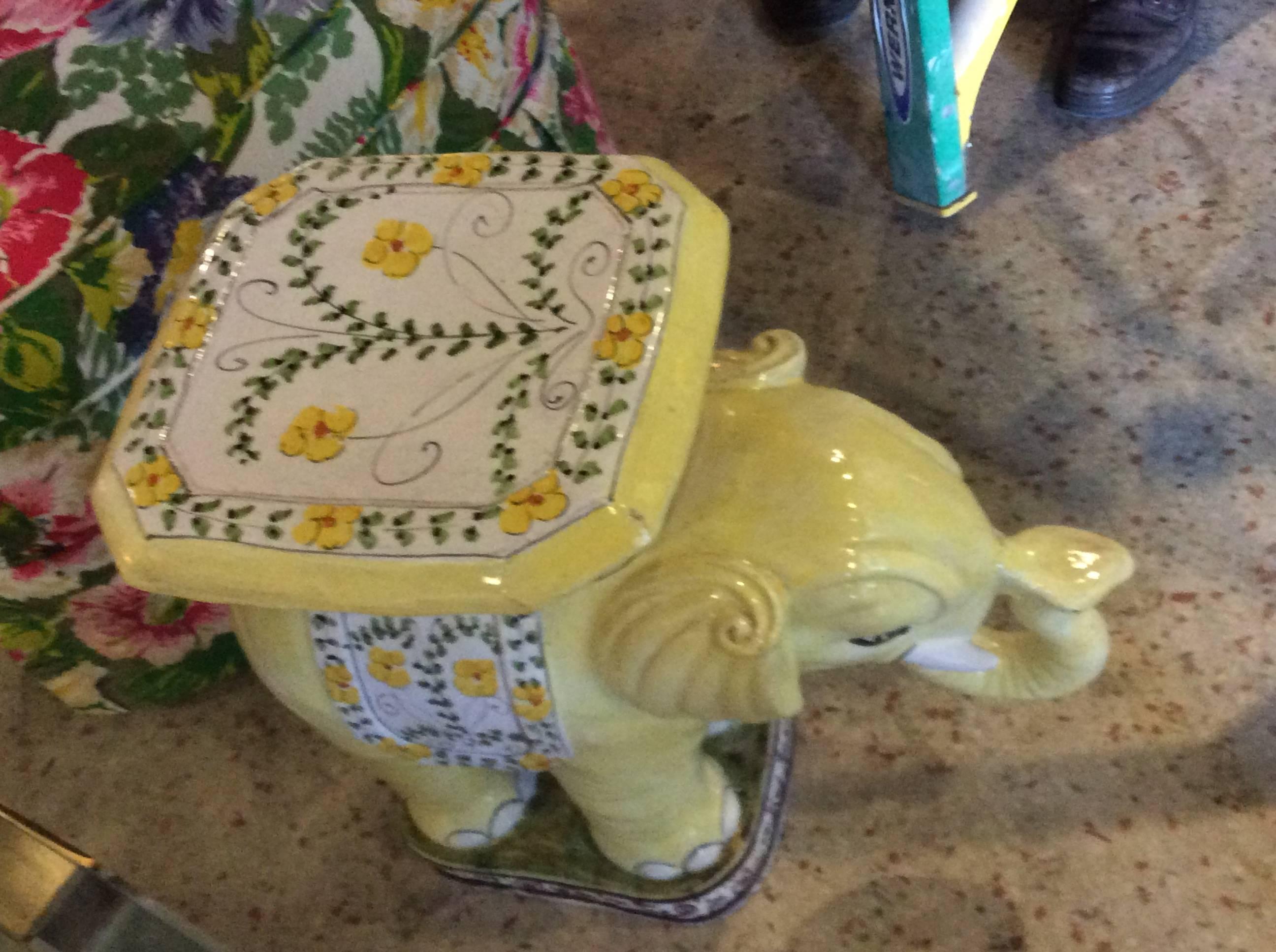 italien Table d'appoint éléphant vintage en terre cuite jaune, support de jardin à fleurs, table d'appoint en vente
