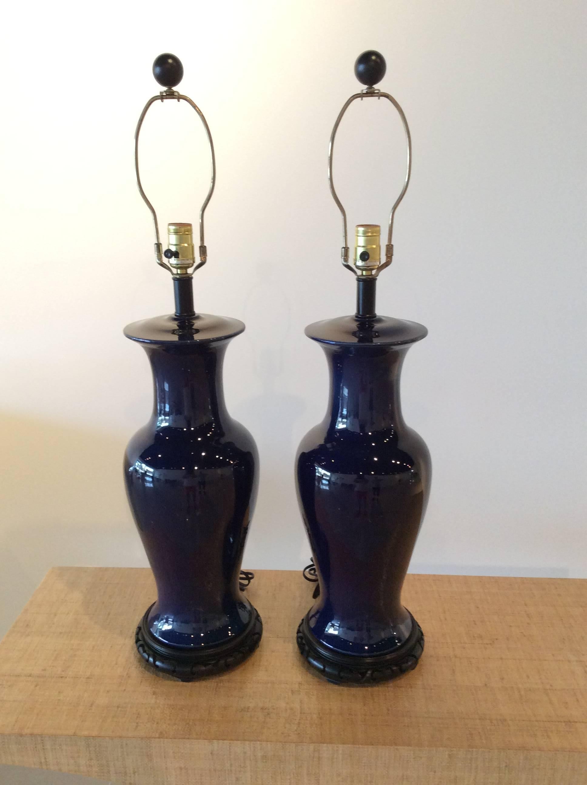 Amazing pair of vintage large cobalt navy blue ceramic ginger jar, pagoda top table lamps with black base. No chips or breaks. Perfect for the Chinoiserie, Chinese Chippendale, Palm Beach, Asian, Oriental decor.
Height to top of finial is 33. Top