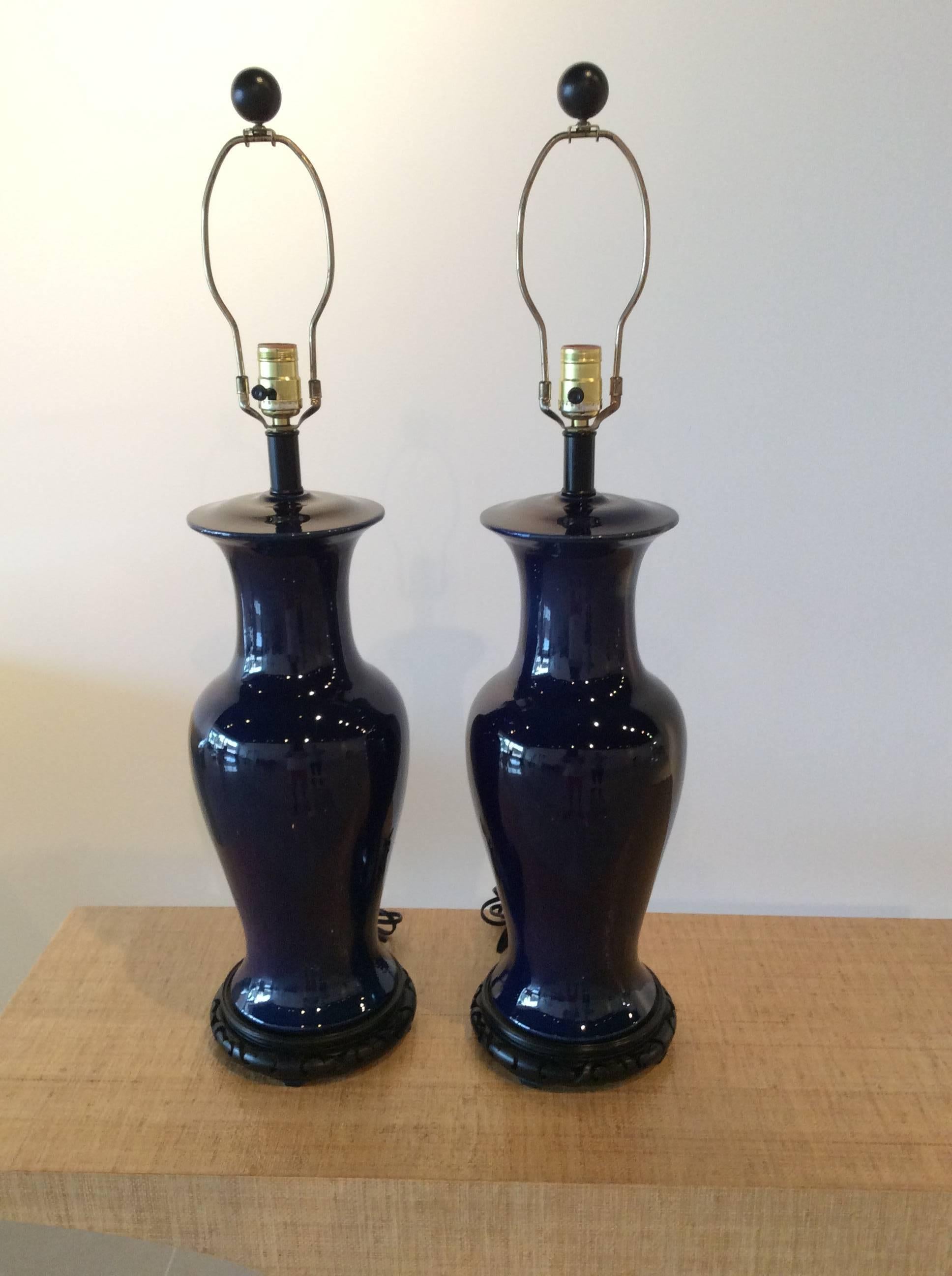Hollywood Regency Ginger Jar Vintage Pair of Navy Cobalt Blue Pagoda Table Lamps, Oriental Asian For Sale