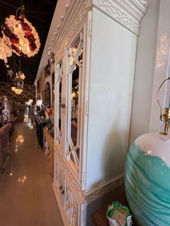 Armadio vintage in stile Chippendale con intagli, campane a specchio e struttura a pagoda, da bar