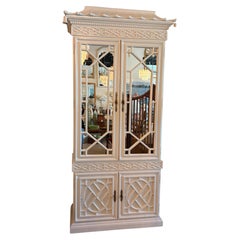 Vintage-Schrank im Fret-Stil mit Chippendale-Verzierungen, Spiegelglocken und Pagodendesign – Bar-Schrank