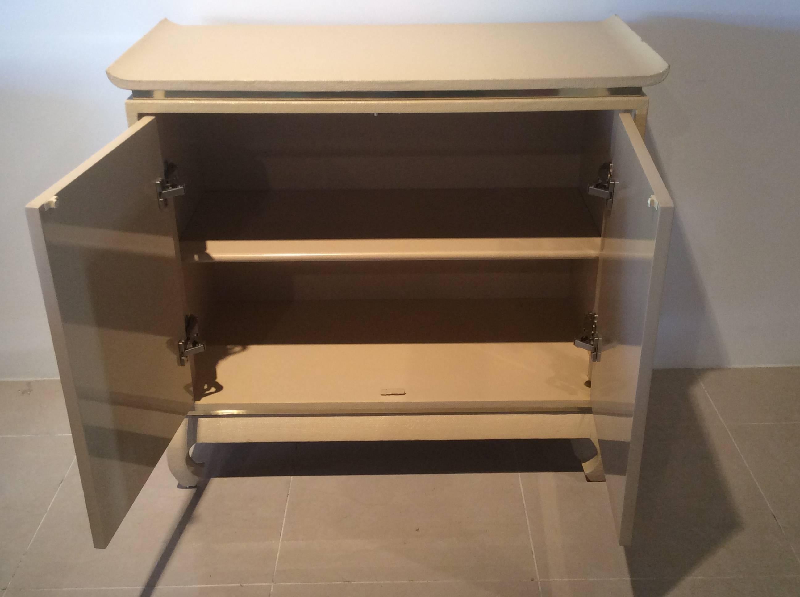 Pagoda Grasscloth Wrapped Linen Brass Vintage Trim Cabinet Chest Dresser Console In Good Condition In West Palm Beach, FL