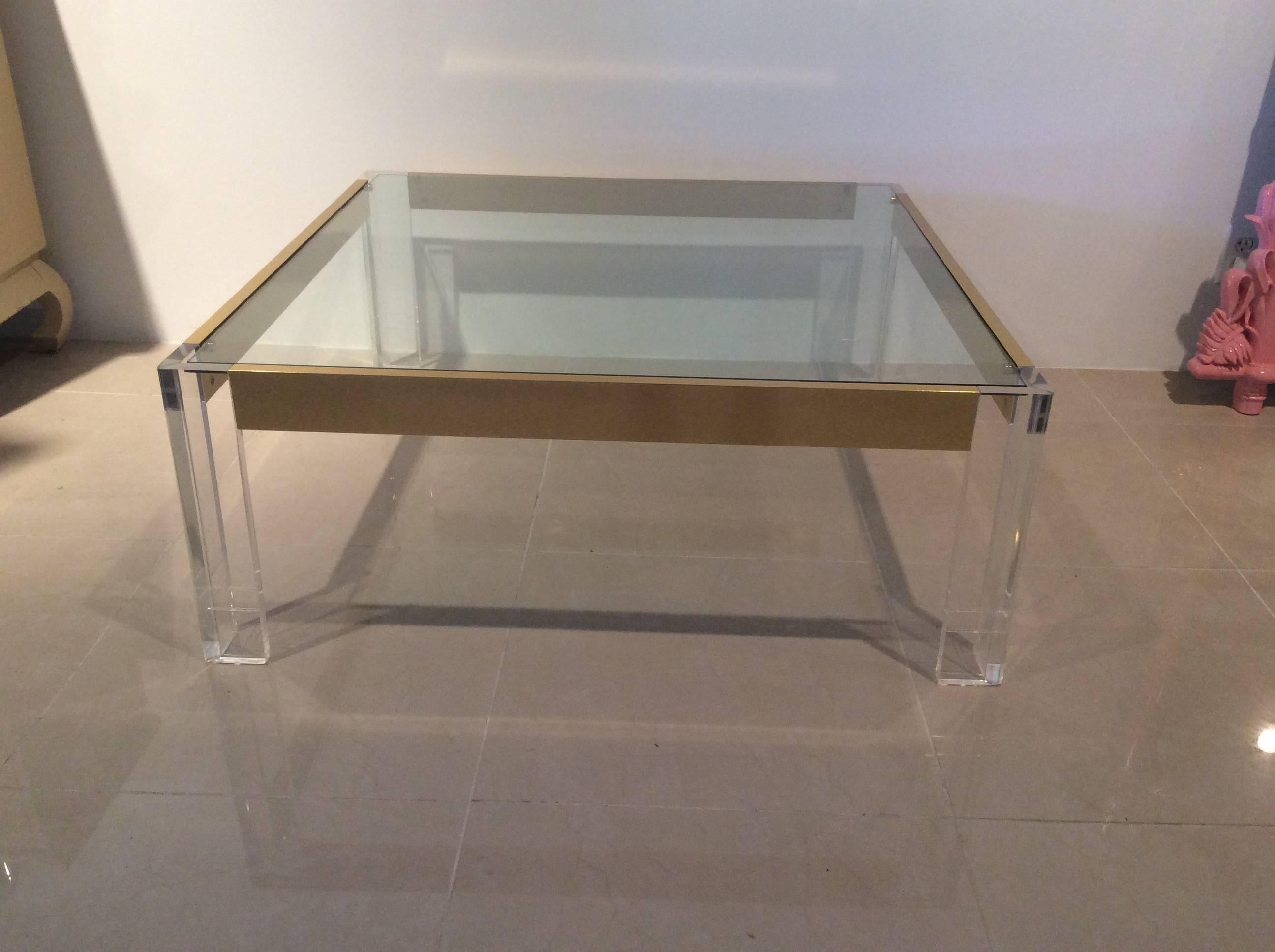 Couchtisch aus Lucite und Messing im Charles Hollis Jones-Stil aus Glas (Hollywood Regency) im Angebot