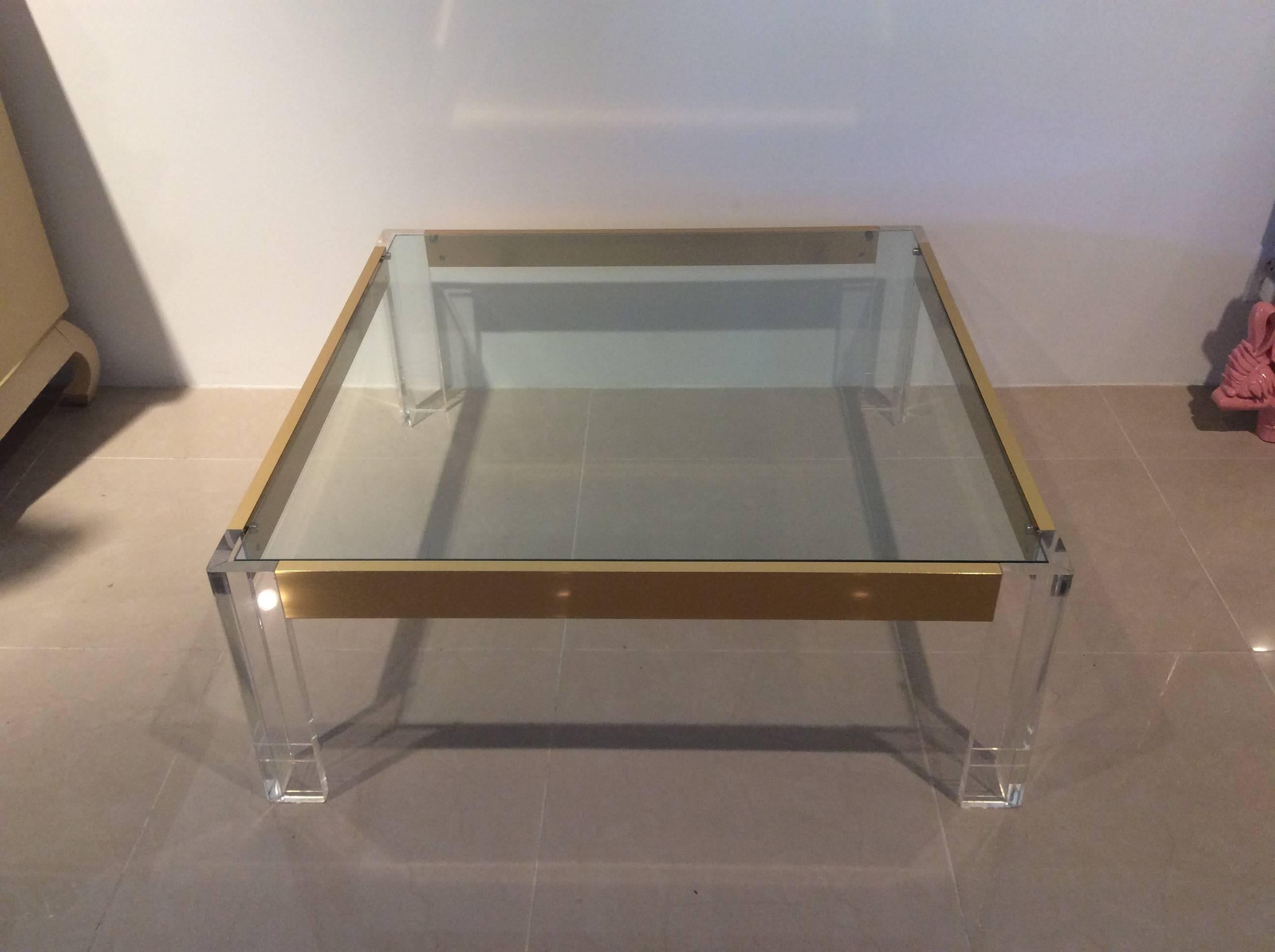 Couchtisch aus Lucite und Messing im Charles Hollis Jones-Stil aus Glas (amerikanisch) im Angebot